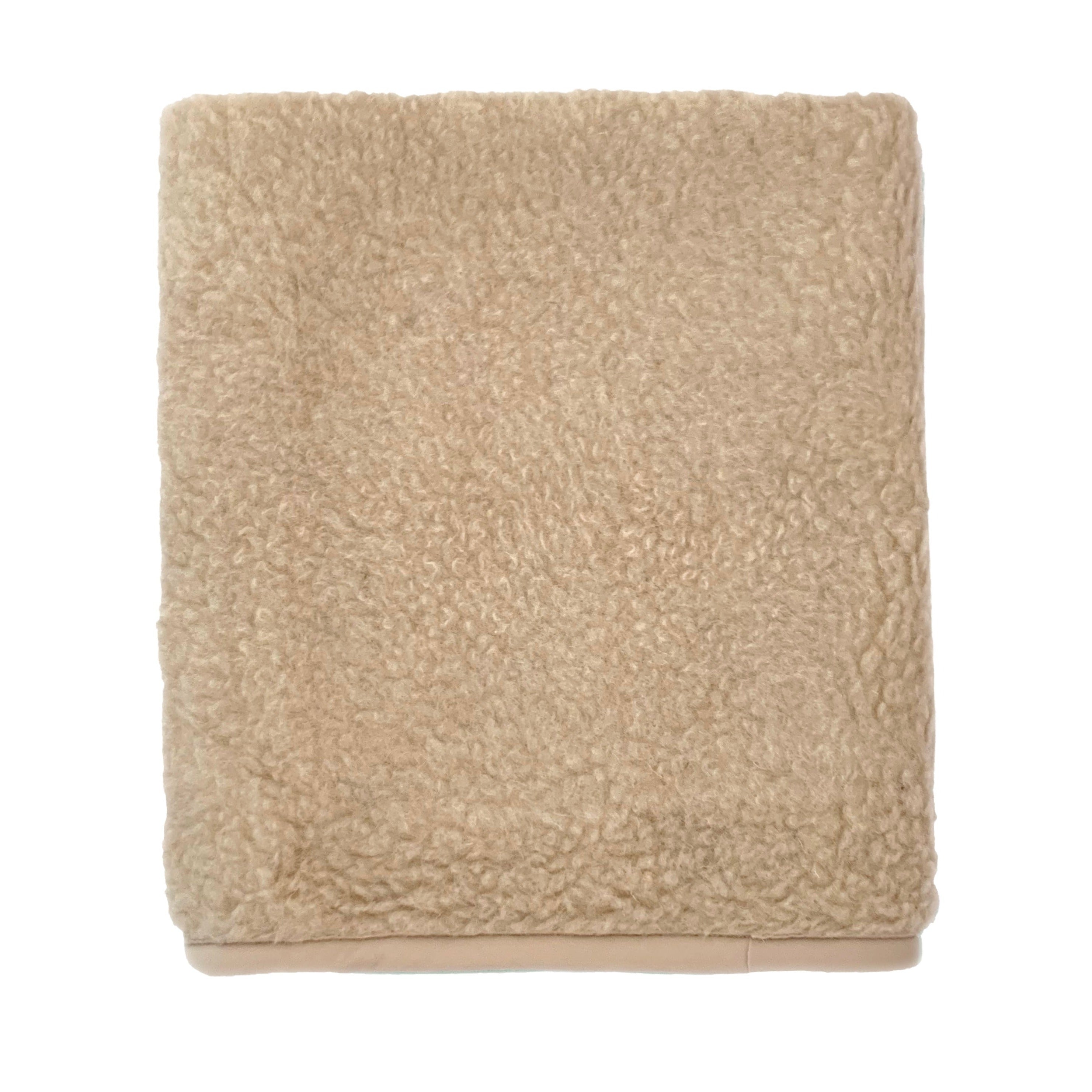 Alwero deken Thumbled. De deken is gemaakt van 100% wol en afgewerkt met een bies. De deken is verkrijgbaar in verschillende maten. Ook prima te gebruiken als wiegdeken, ledikantdeken of plaid op de bank.