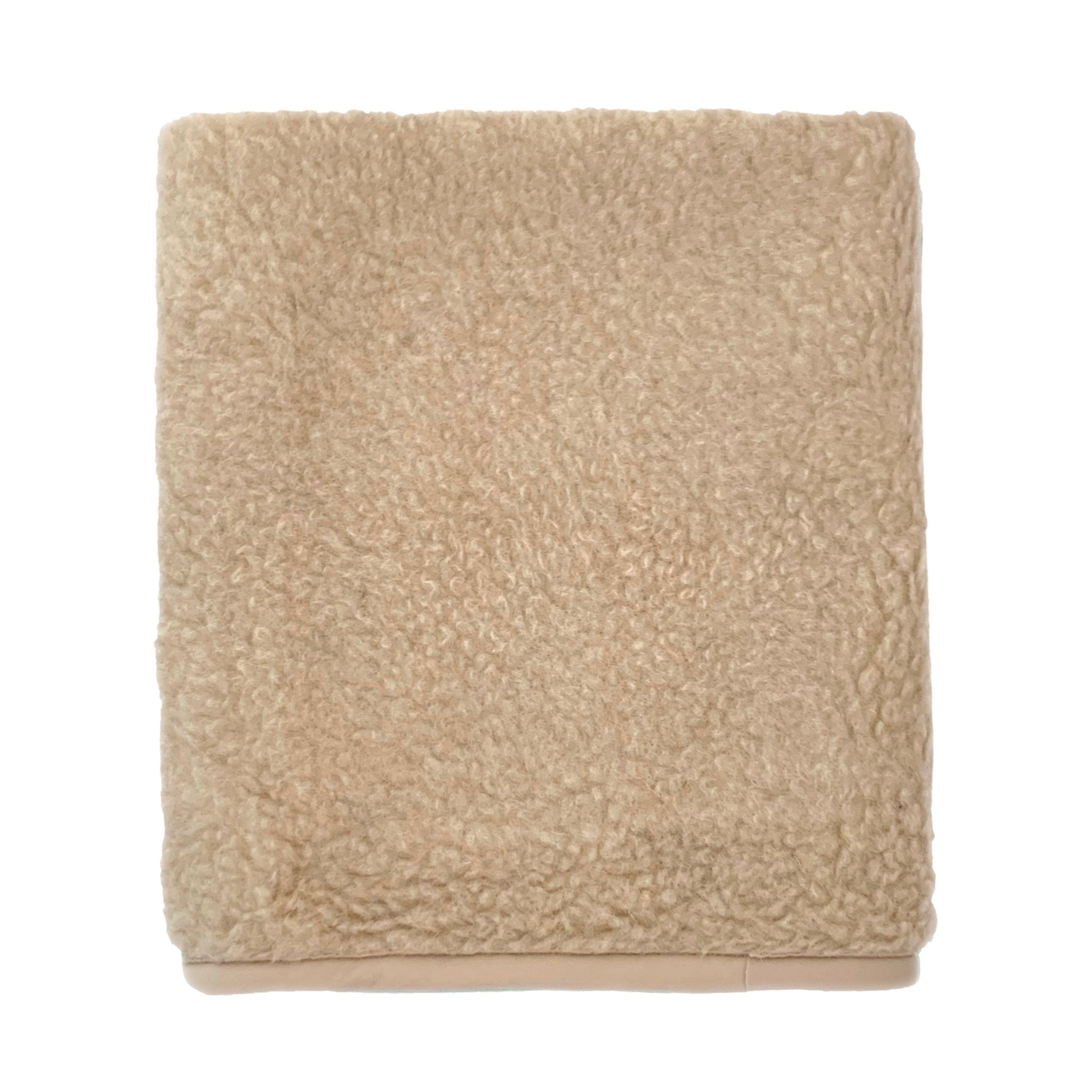 Alwero deken Thumbled. De deken is gemaakt van 100% wol en afgewerkt met een bies. De deken is verkrijgbaar in verschillende maten. Ook prima te gebruiken als wiegdeken, ledikantdeken of plaid op de bank.