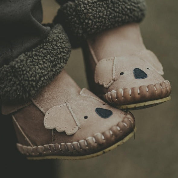 Suede wol gevoerde slofjes voor baby's in de vorm van een Koala in de kleur bruin van Donsje.