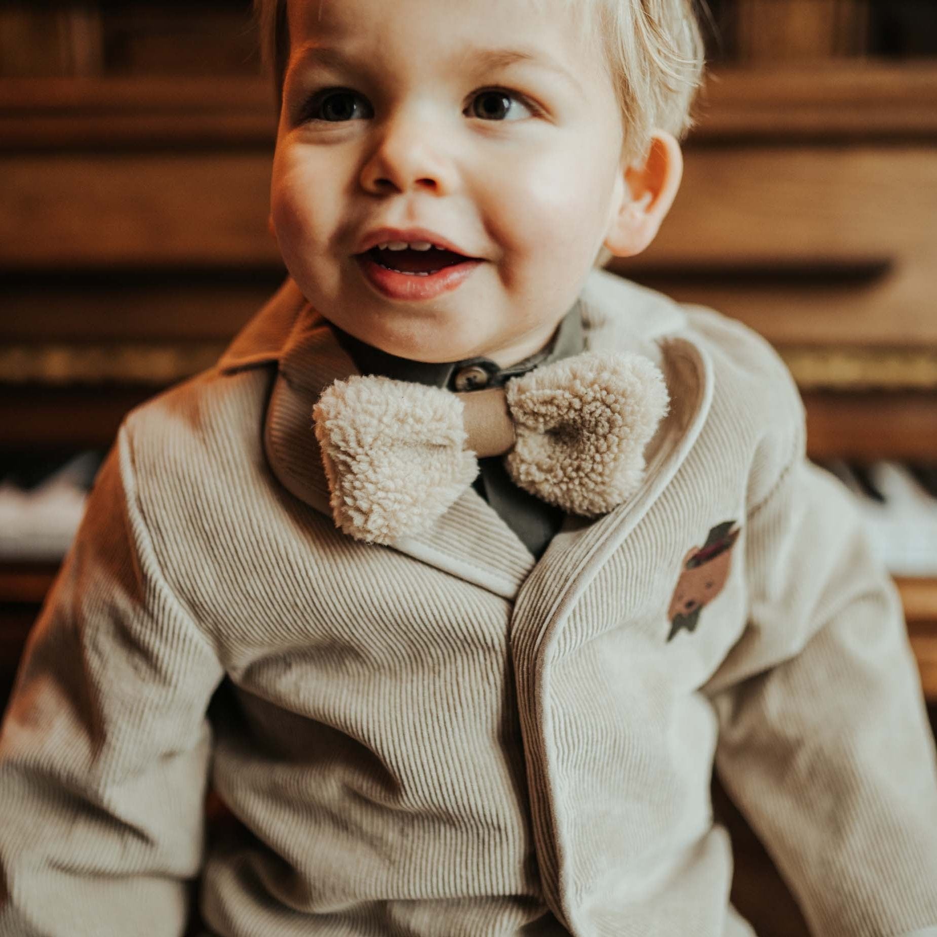 Donsje furro bow tie beige zijkant