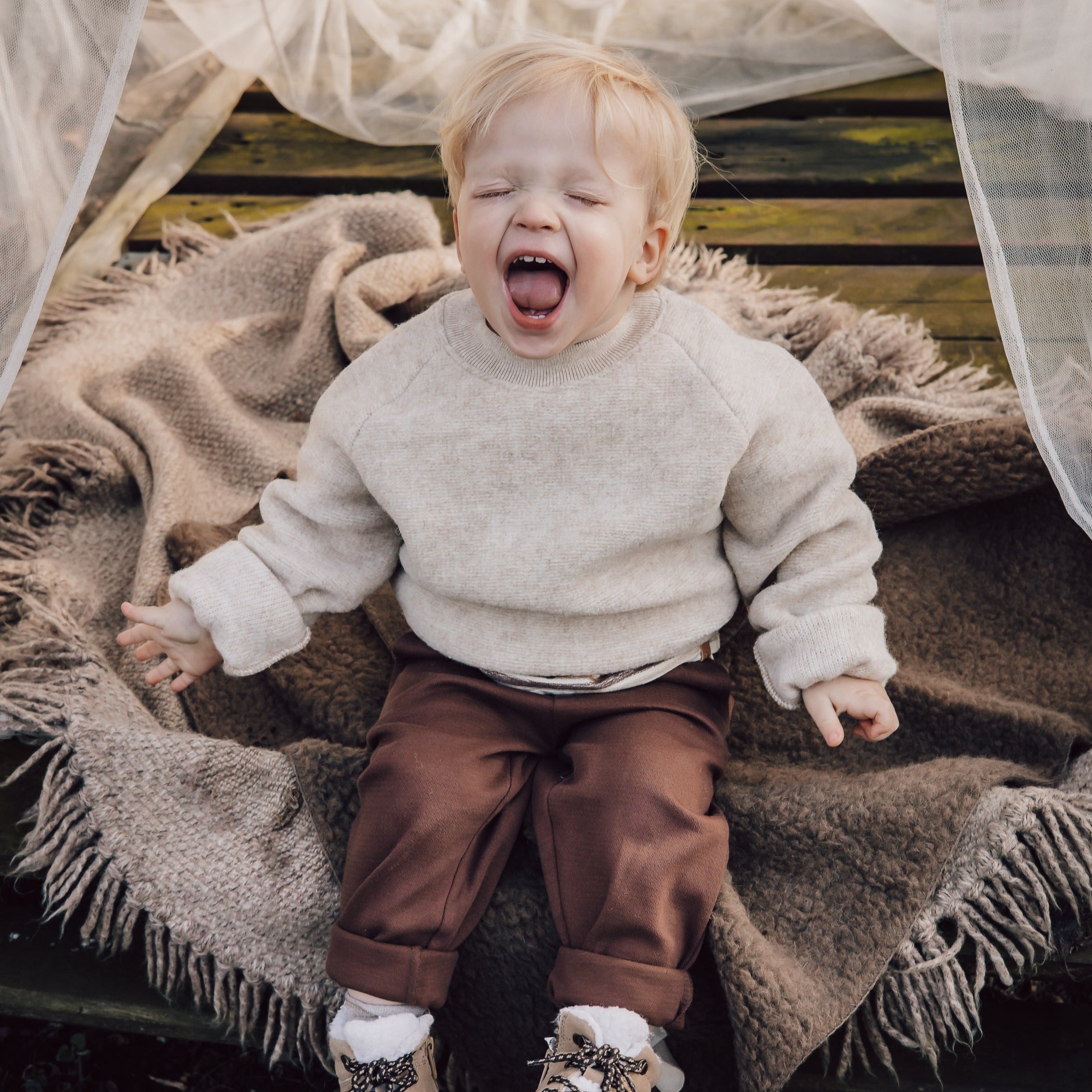 Wollen trui voor kinderen / babys in de kleur beige gemaakt van wol van het merk Alwero.