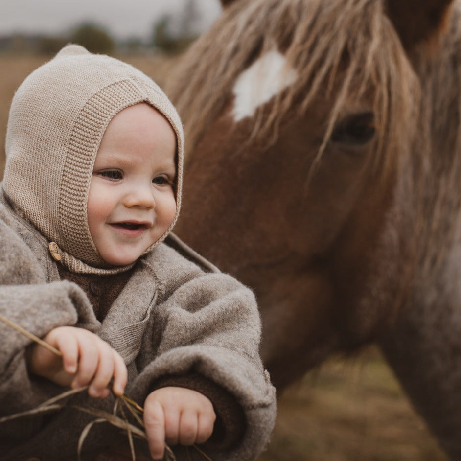 Balaclava / bivakmuts van je baby / kindje van het merk HVID gemaakt van breigoed in de kleur Sand.