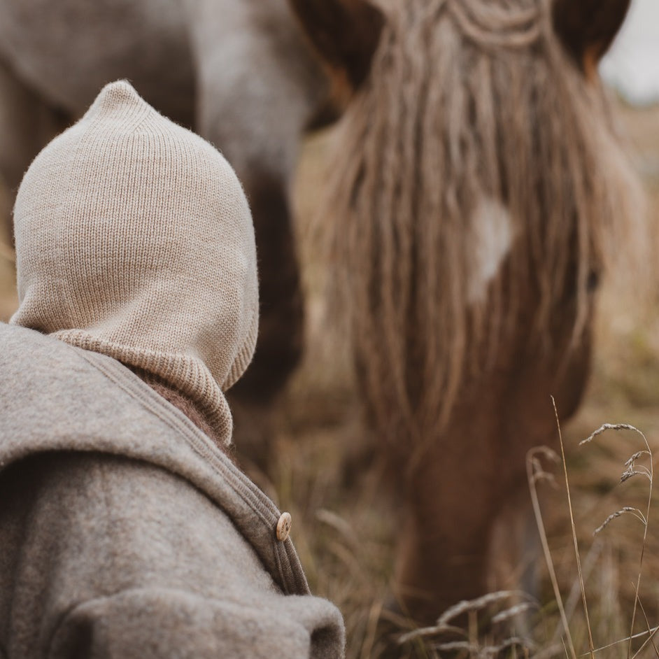 Balaclava / bivakmuts van je baby / kindje van het merk HVID gemaakt van breigoed in de kleur Sand.