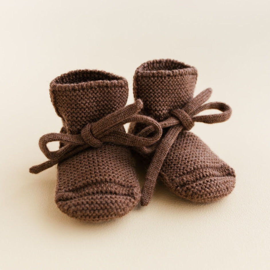 Gebreide booties voor baby's in de kleur Mocha van HVID.