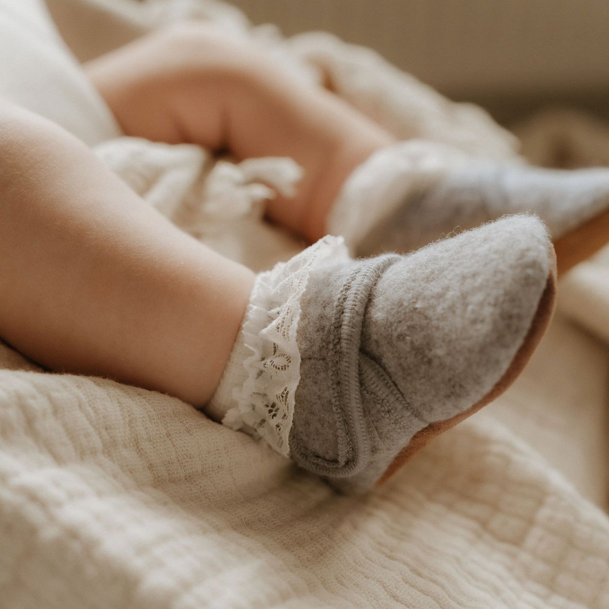 Babyslofjes wool grijs melange lifestyle enfant