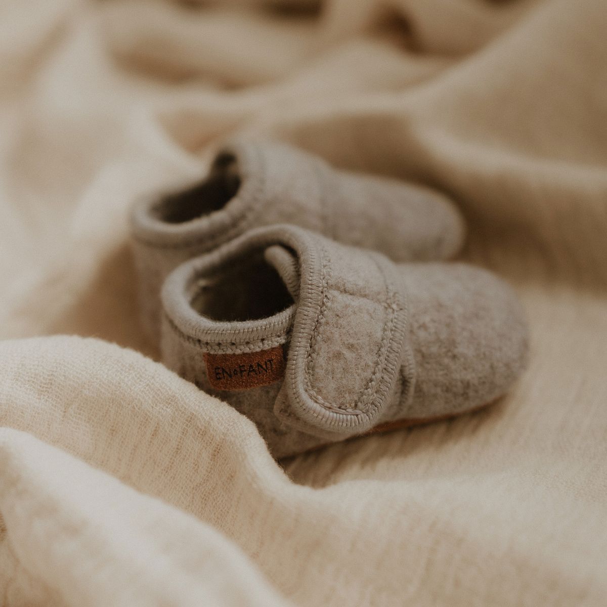 Zijkant Babyslofjes wool grijs melange