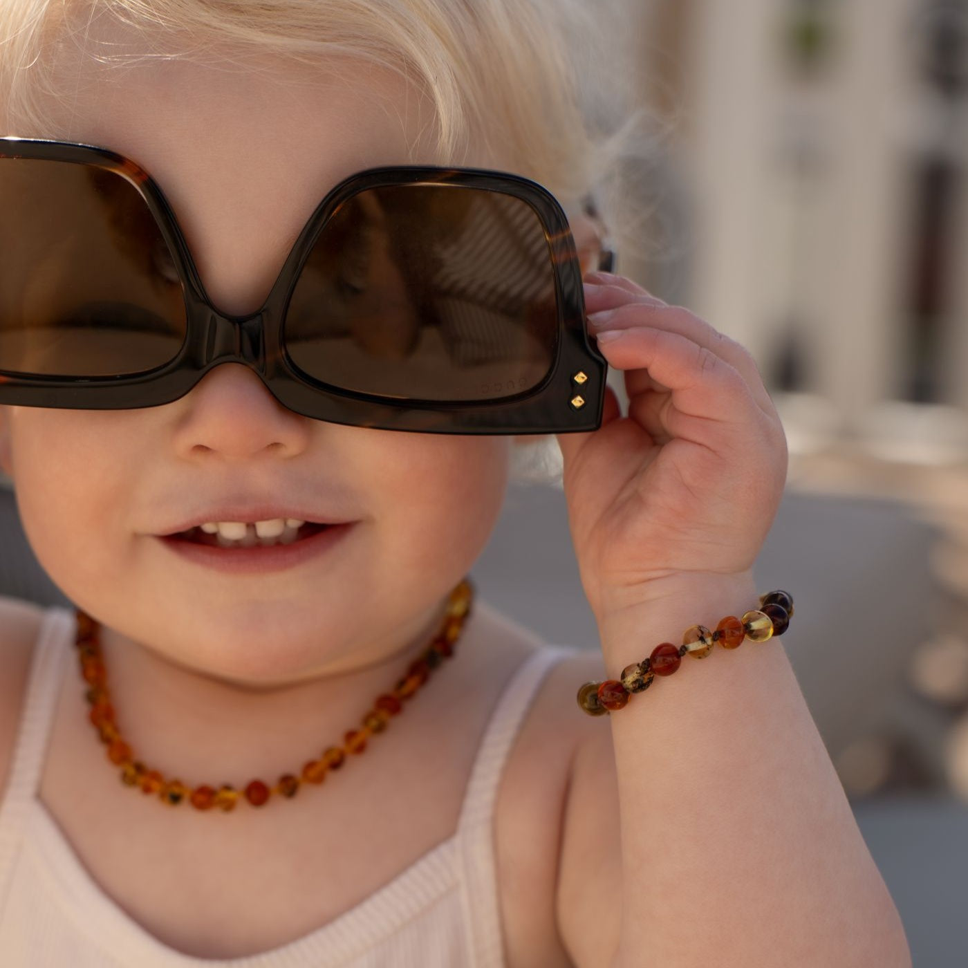 Kindje met Barnsteen armband amethyst voorzijde
