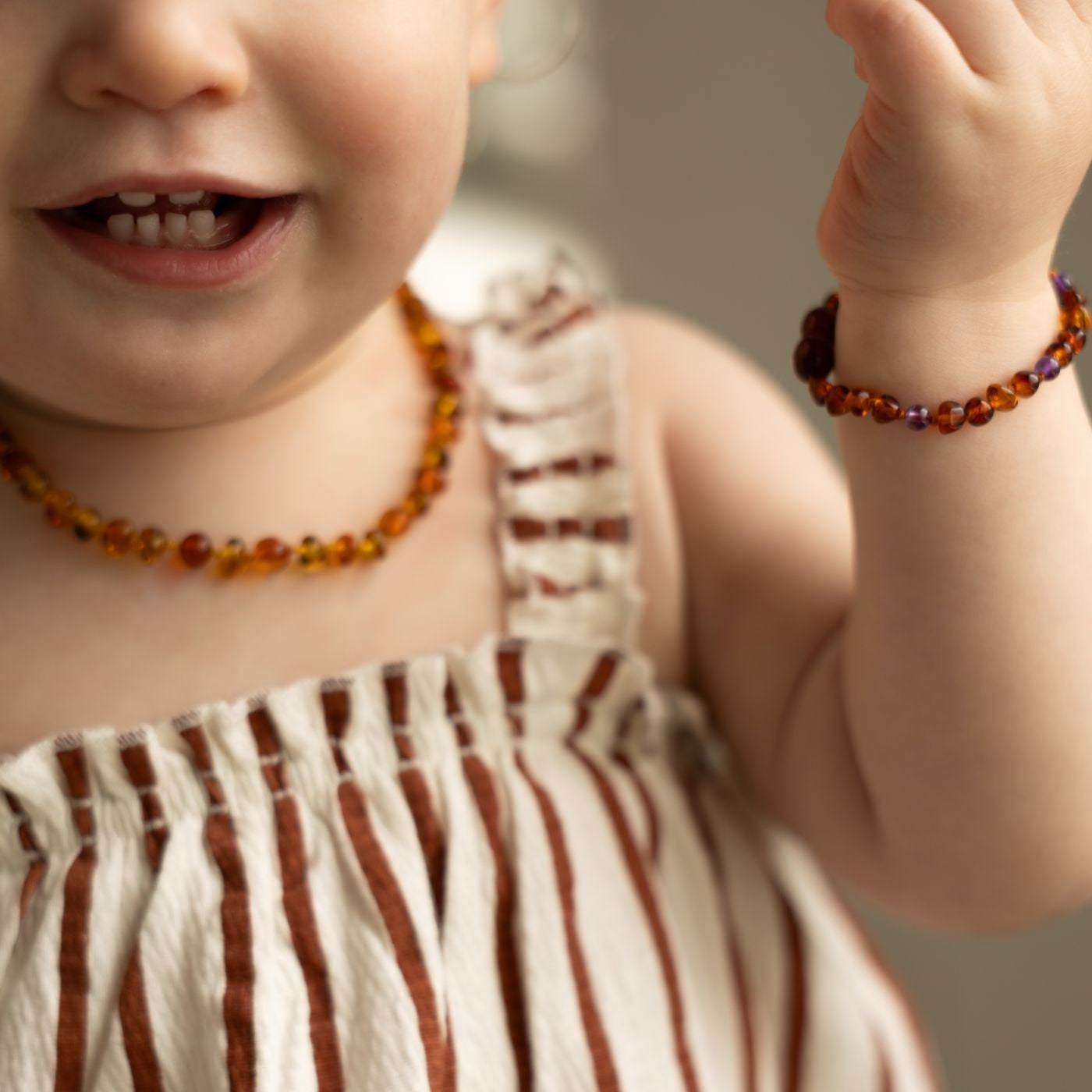 Kindje met Barnsteen armband amethyst alwero aan