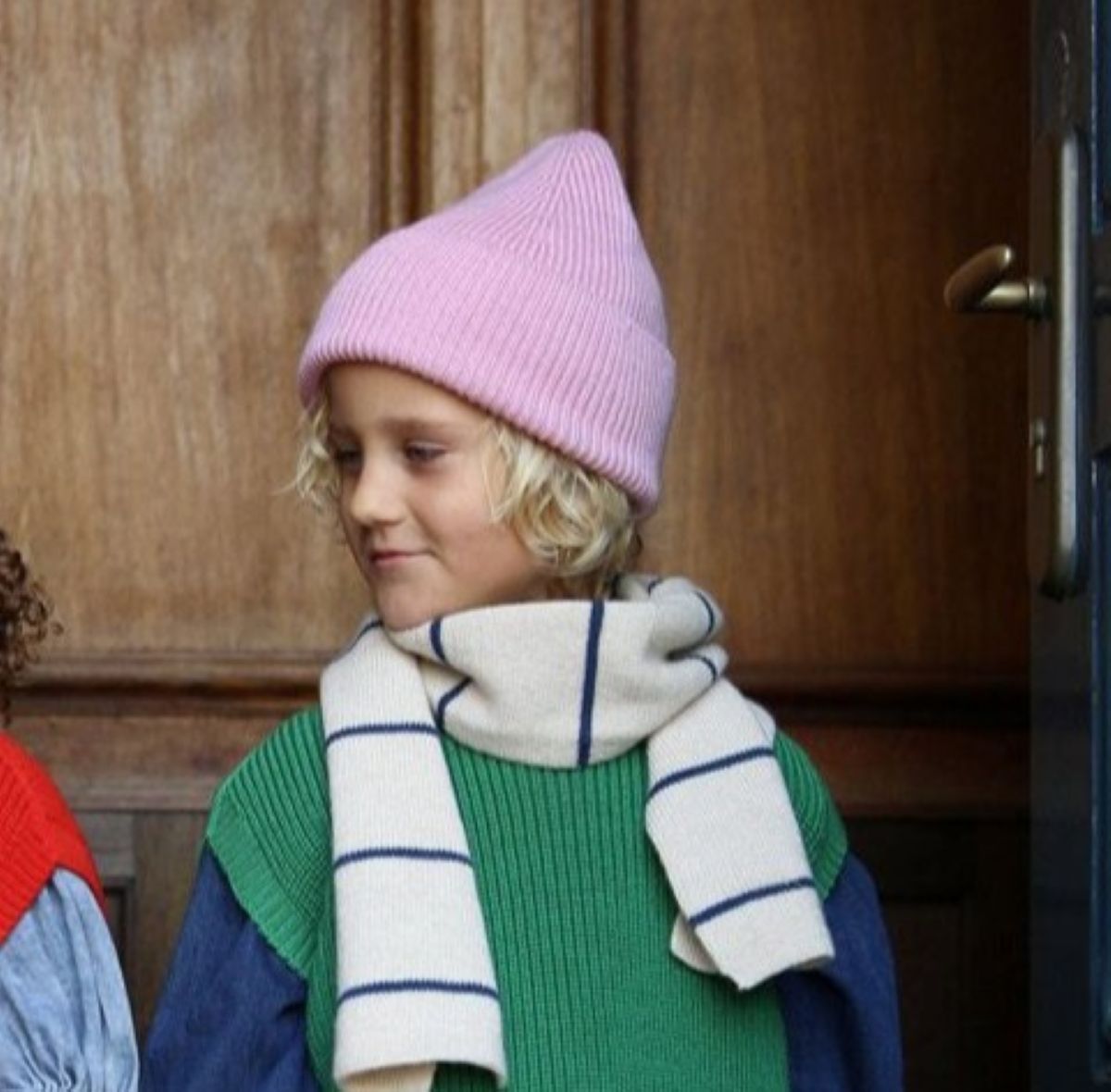 Beanie cotton candy aan bij jongen