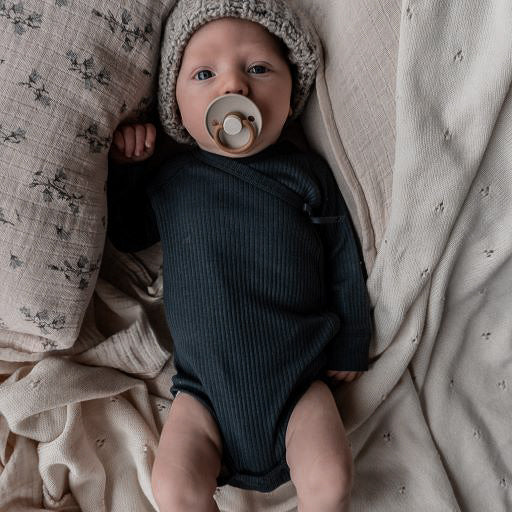 Overslagromper voor baby's in donkerblauw met een strikje als afwerking van Mar Mar Copenhagen.
