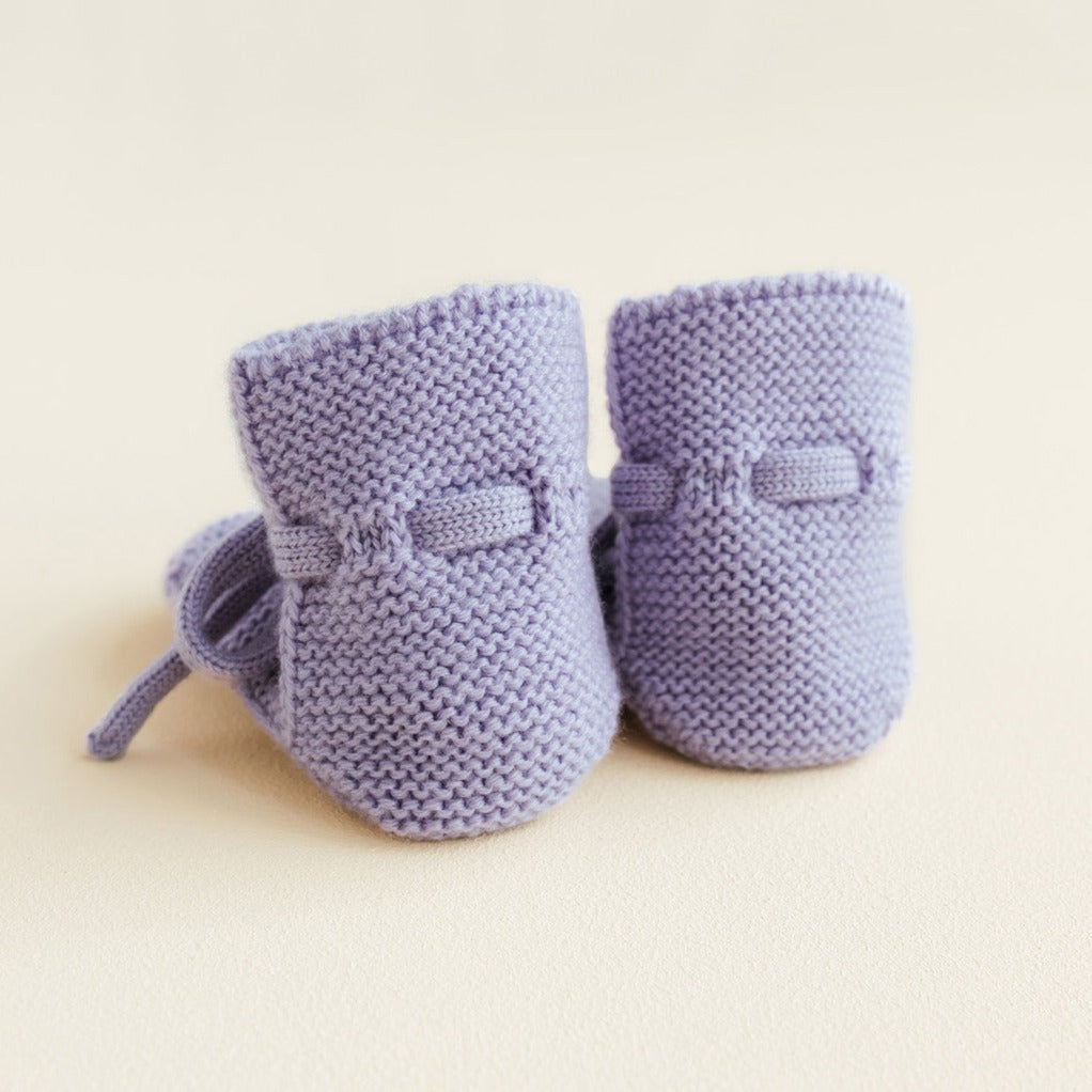 Gebreide booties voor baby's in de kleur Lilac van HVID witte achtergrond 2.