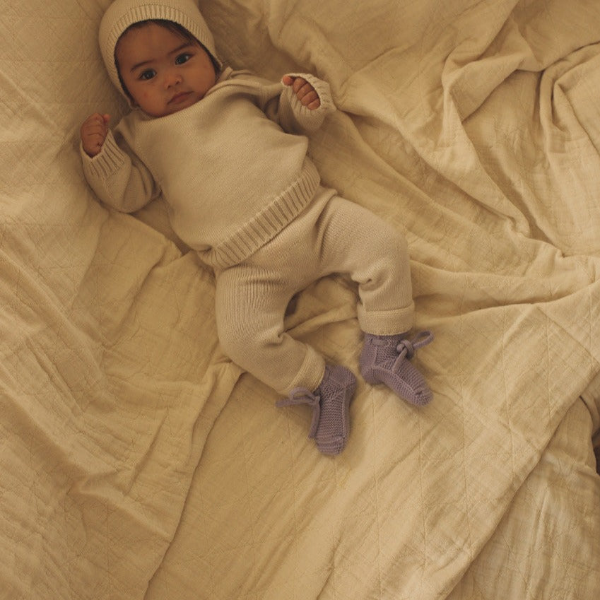 Gebreide booties voor baby's in de kleur Lilac van HVID lifestyle 2.