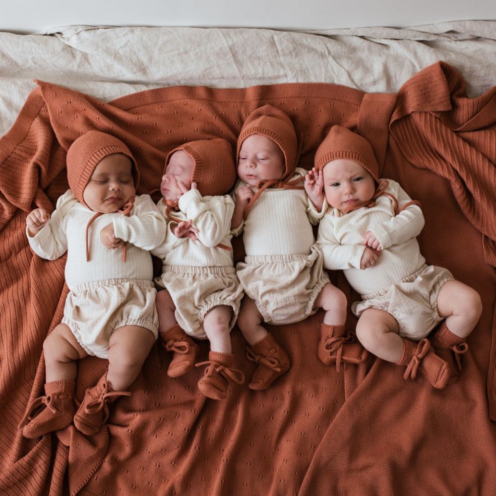 Babys met Booties brick aan op een rijtje