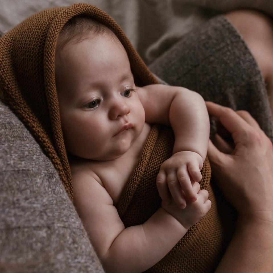 Cocoon voor baby's in de kleur Chocolate van HVID.