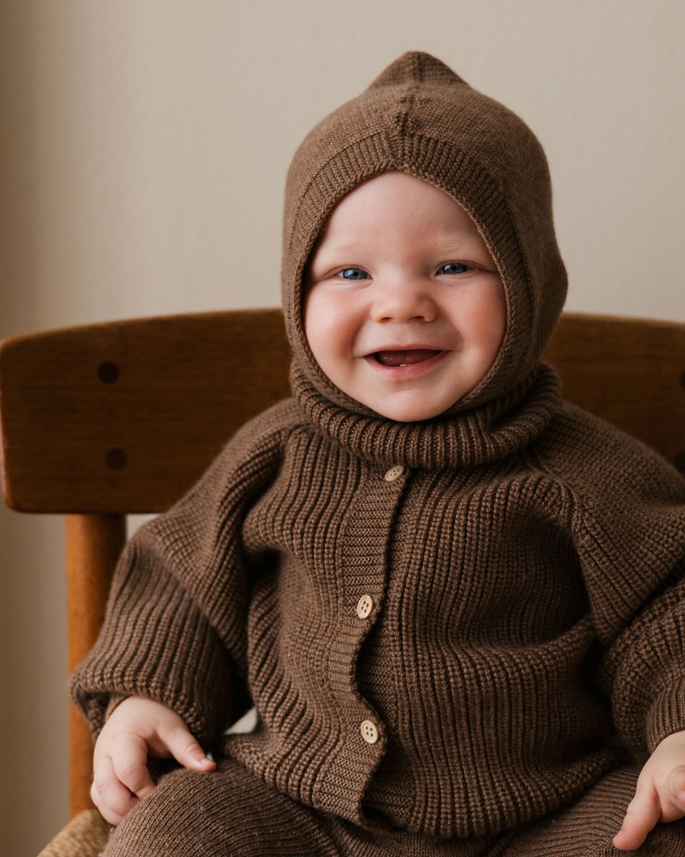 Baby met Voorzijde Cardigan baby mocha hvid aan