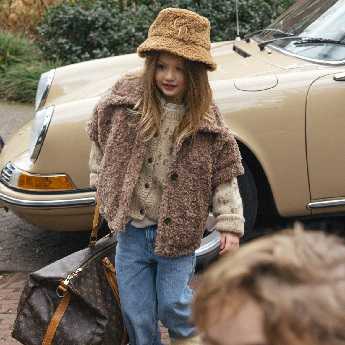 Charlie Petit niko bucket hat camel aan bij meisje.