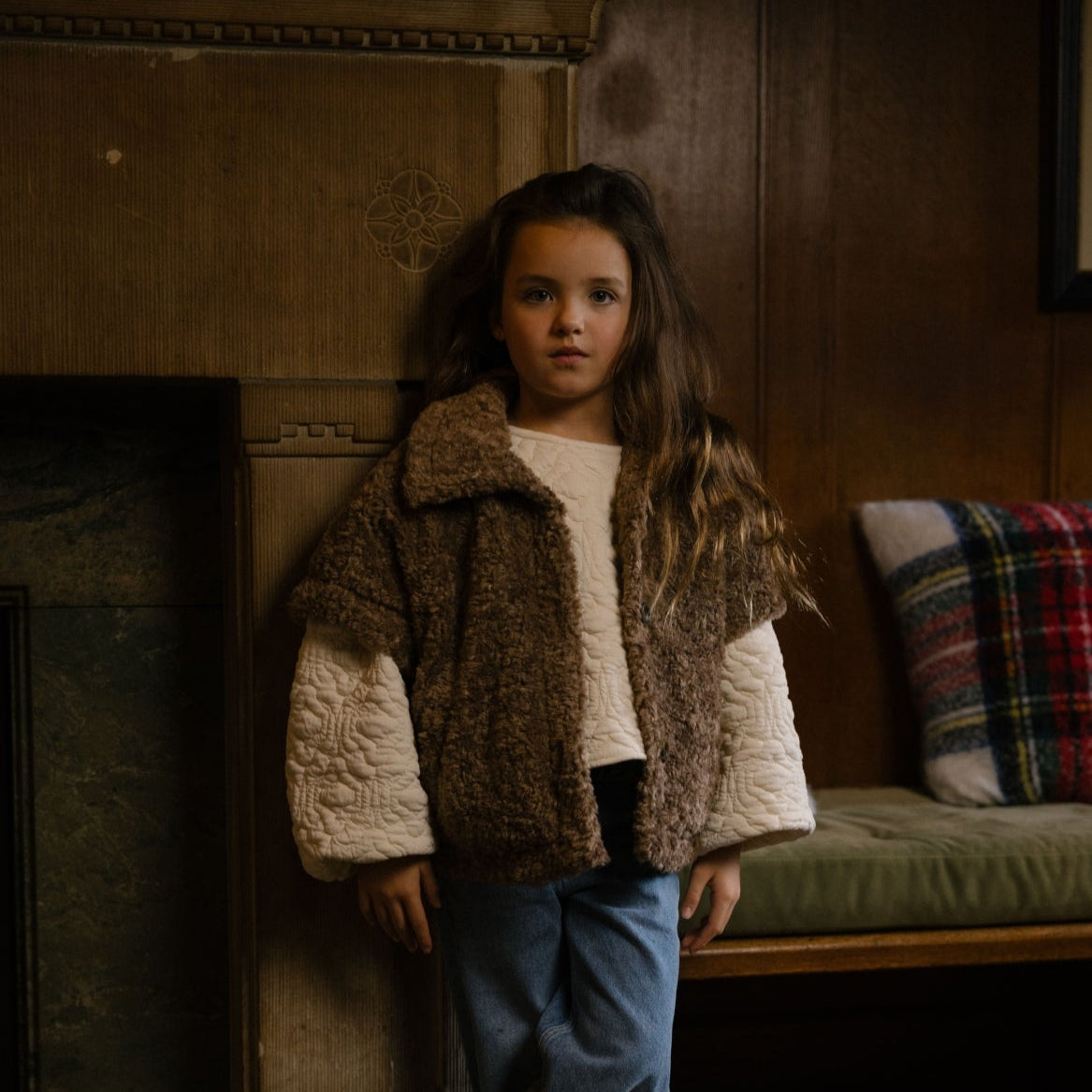 Charlie Petit nine bruin aan bij meisje