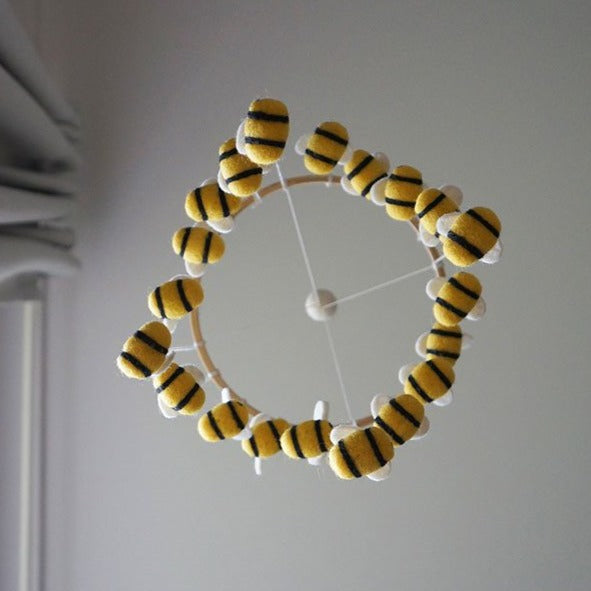 Muziek mobiel voor boven de wieg of commode met prachtige bijen voor baby's.