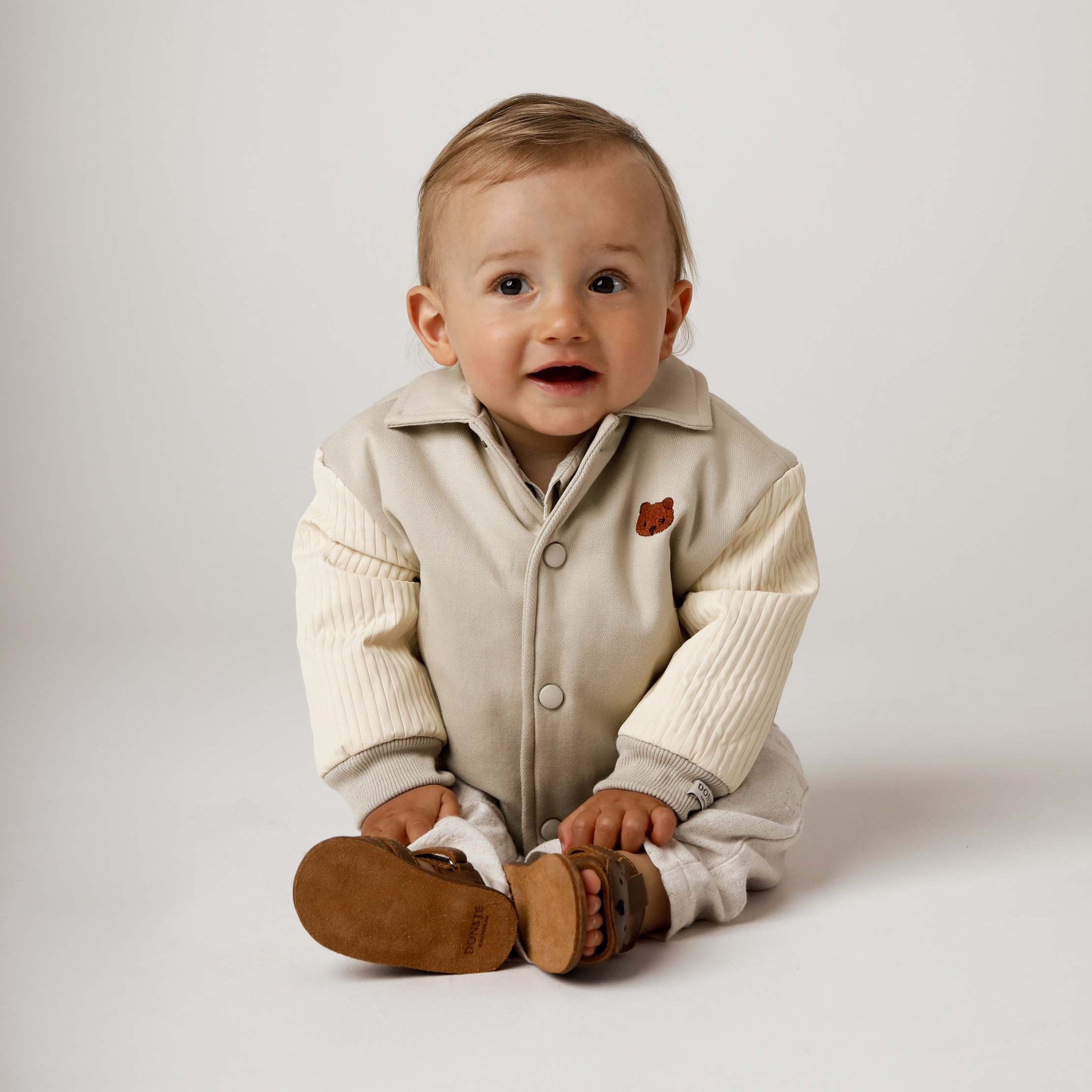 Donsje jacket bear biscotti aan bij baby
