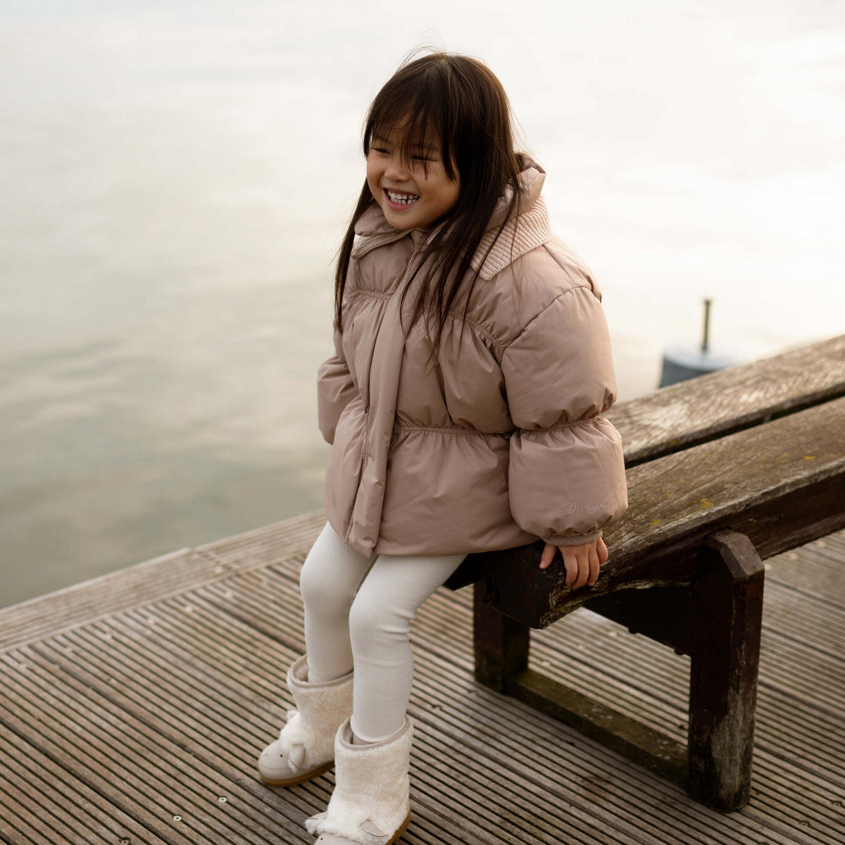 Donsje Jas suzan cloudy rose aan bij meisje