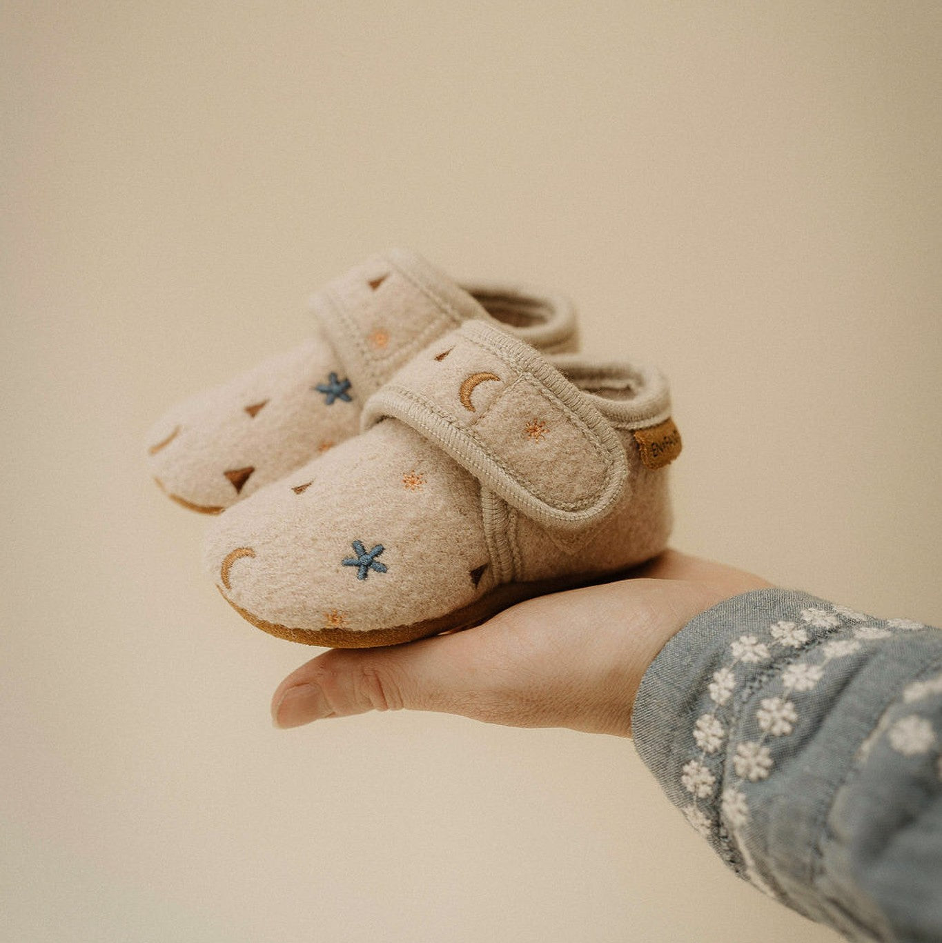 Enfant babyslofjes beige met borduursel op een hand