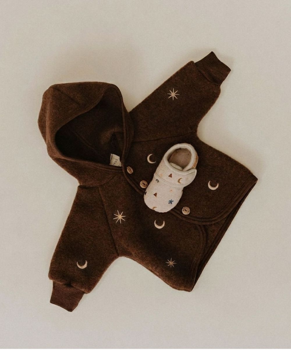 Chaussons de bébé beiges brodés édition limitée