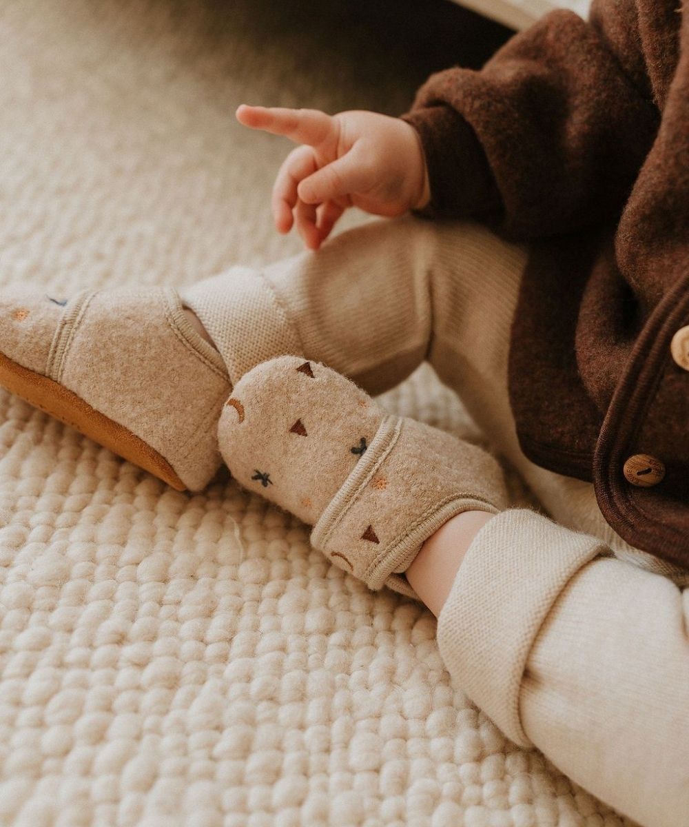Chaussons de bébé beiges brodés édition limitée