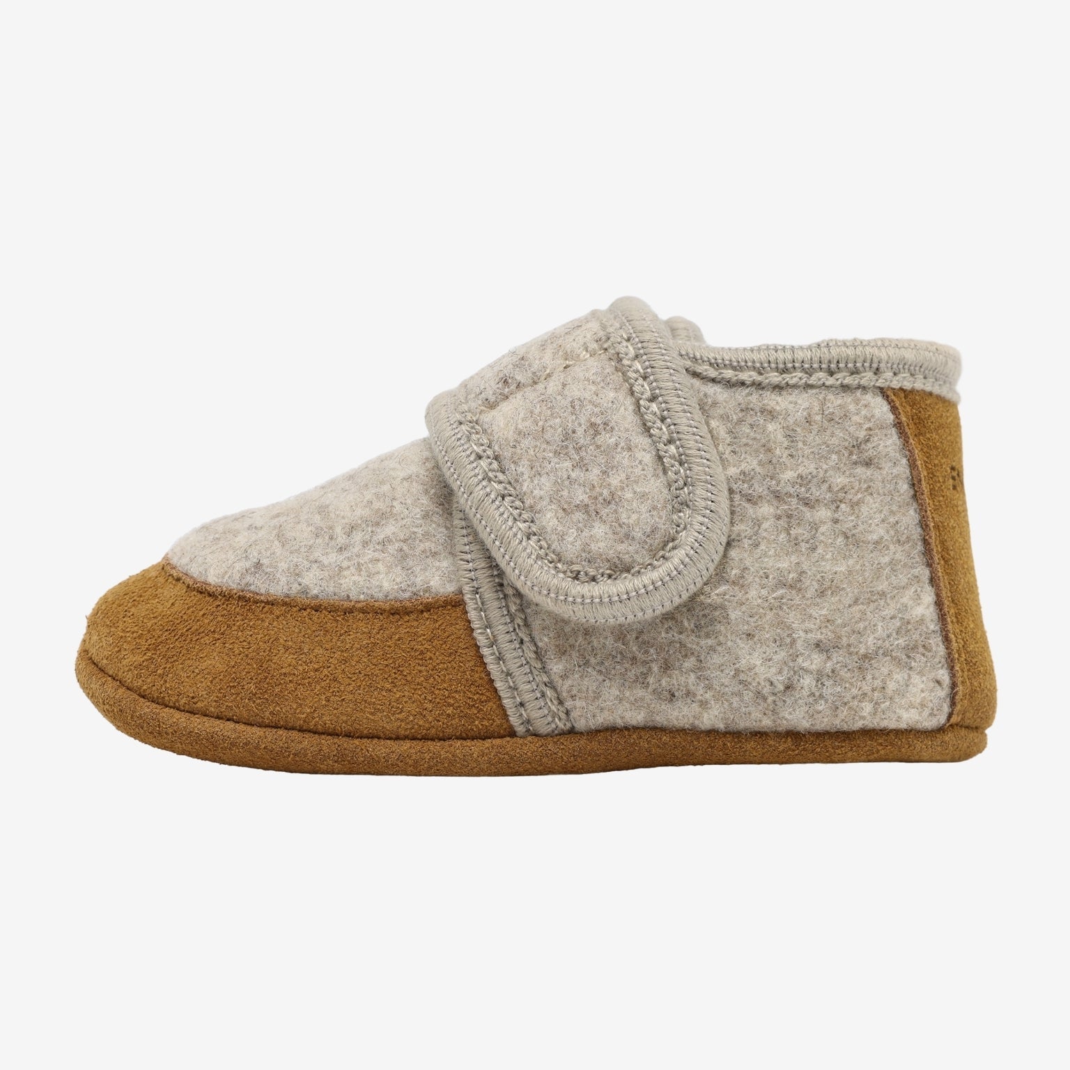 Sand babyslofjes met suede rand van Enfant zijkant