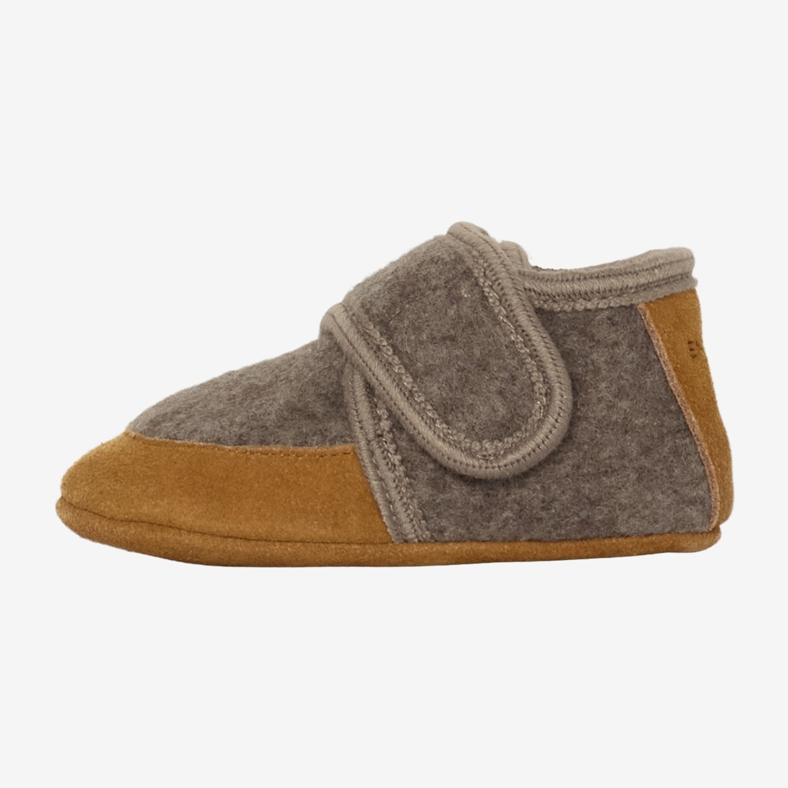 Walnoot babyslofjes met suede rand van ENFANT van zijkant