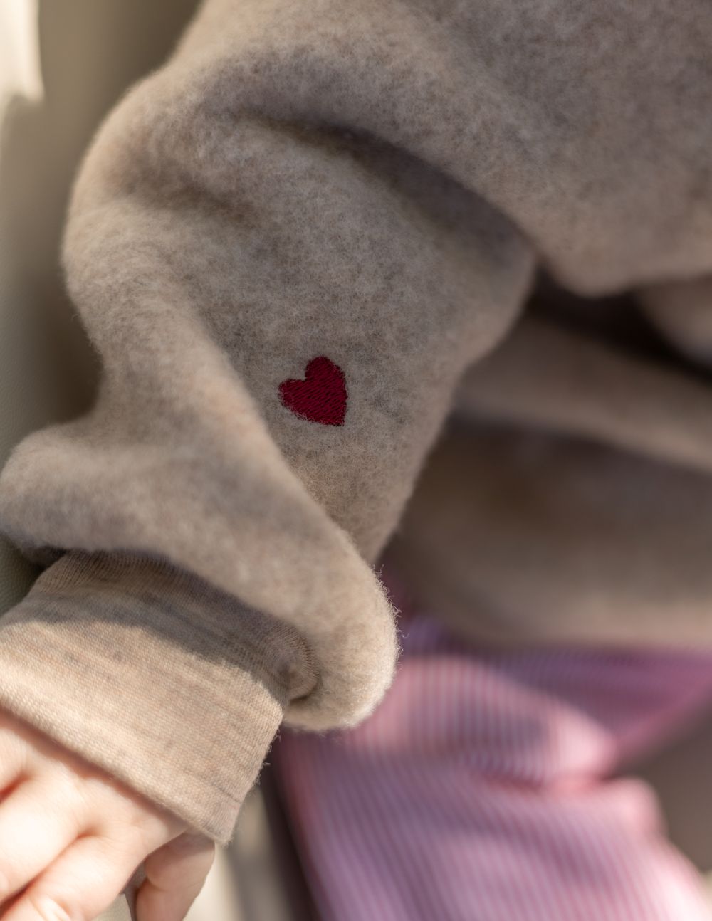 Jasje wolfleece hartjes sand limited edition