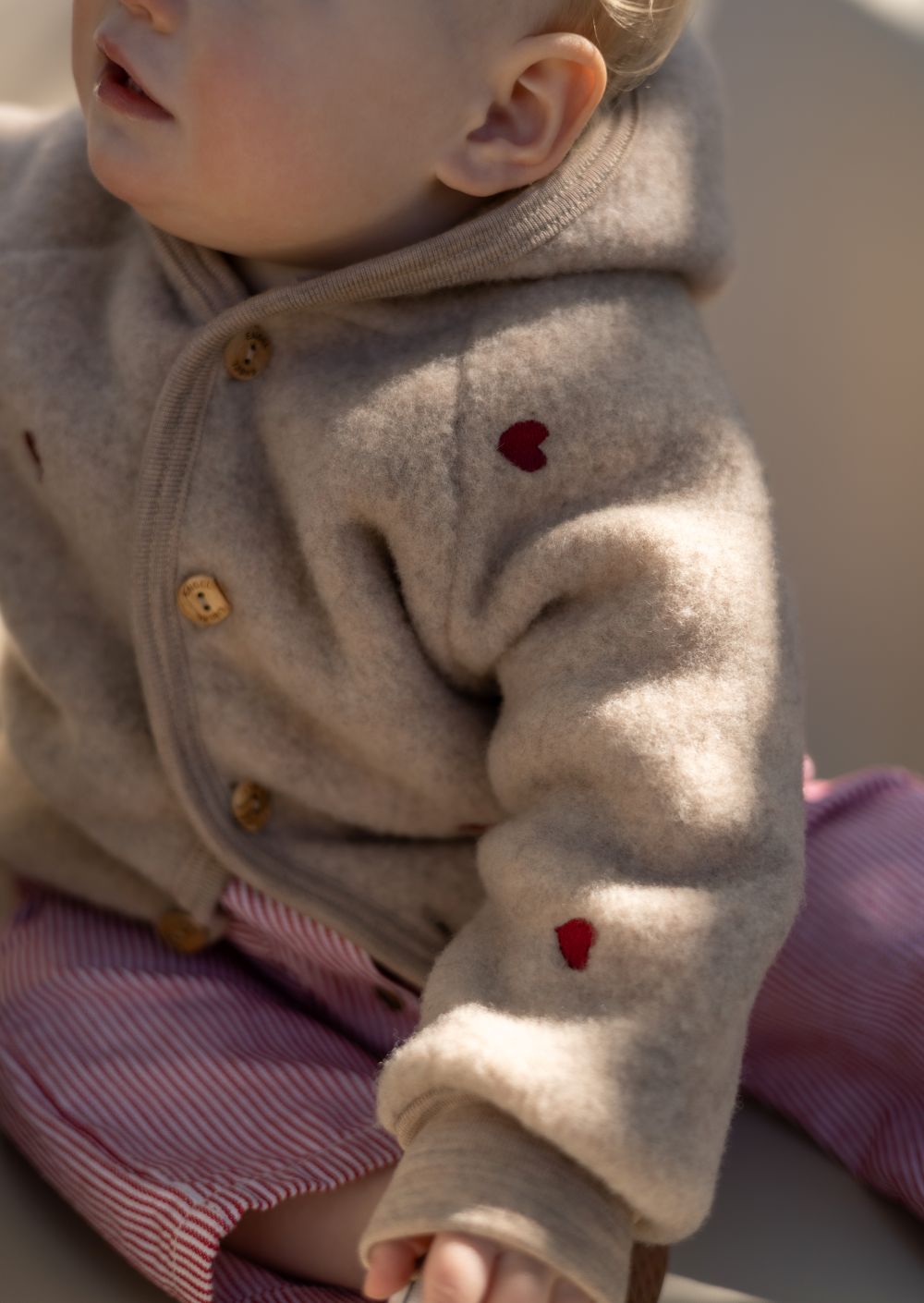 Jasje wolfleece hartjes sand limited edition