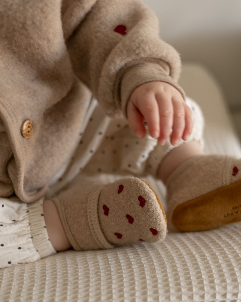 Jasje wolfleece hartjes sand limited edition