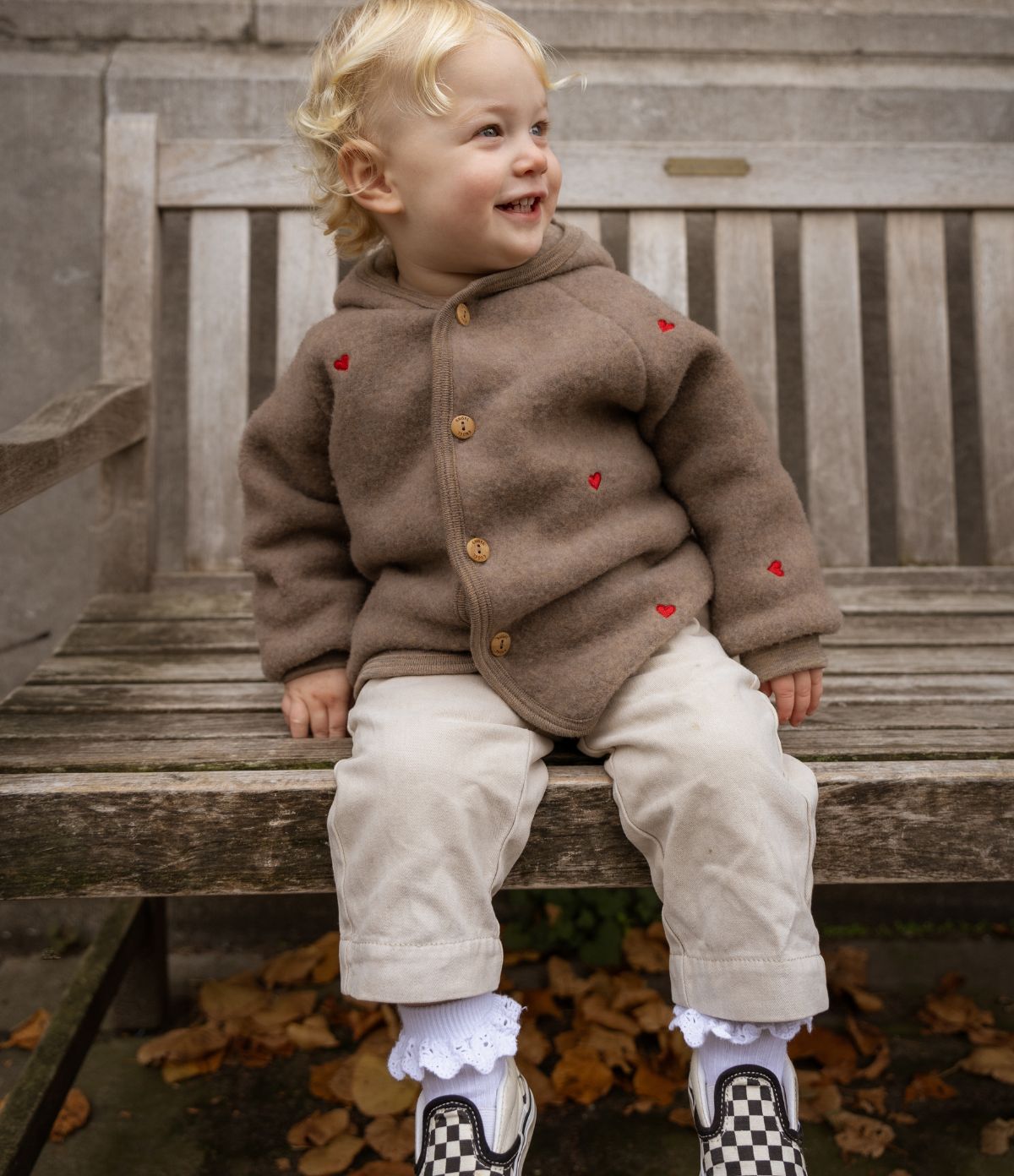 Jasje wolfleece hartjes walnoot limited edition kindje aan voorzijde