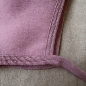 Engel Natur Fleece strikmutsje rose
