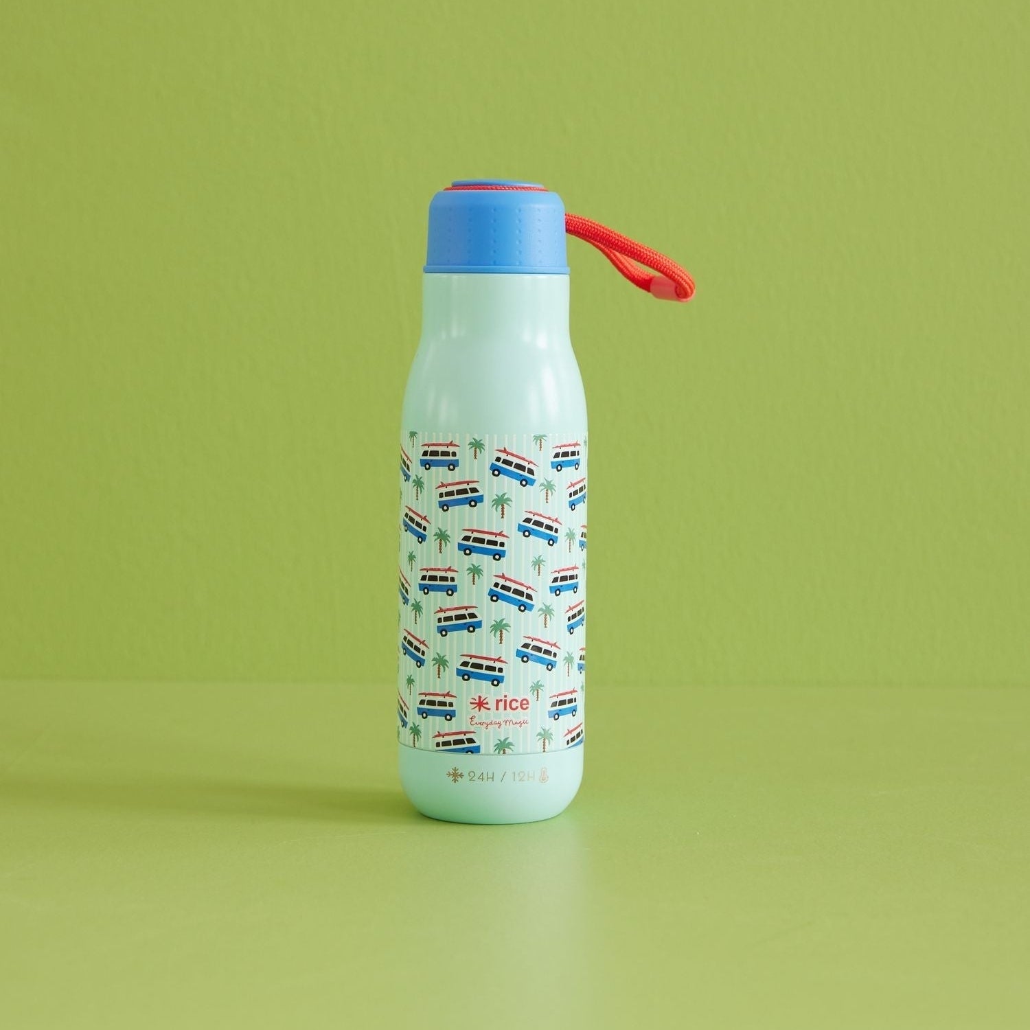 Blauwe drinkfles van roestvrijstaal materiaal met auto's er op voor kinderen met groene achtergrond