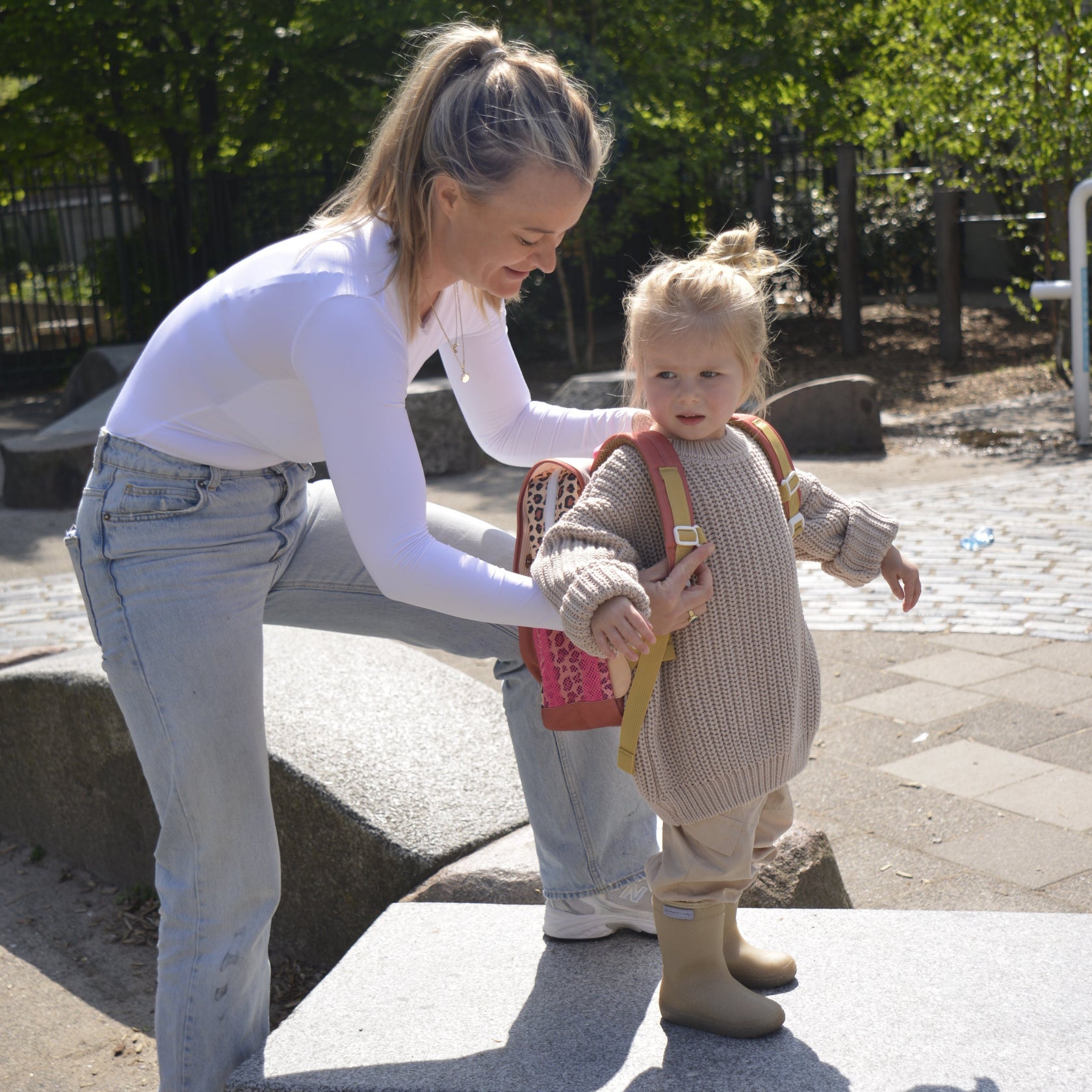 Tas van hello hossy die iemand om doet bij een meisje