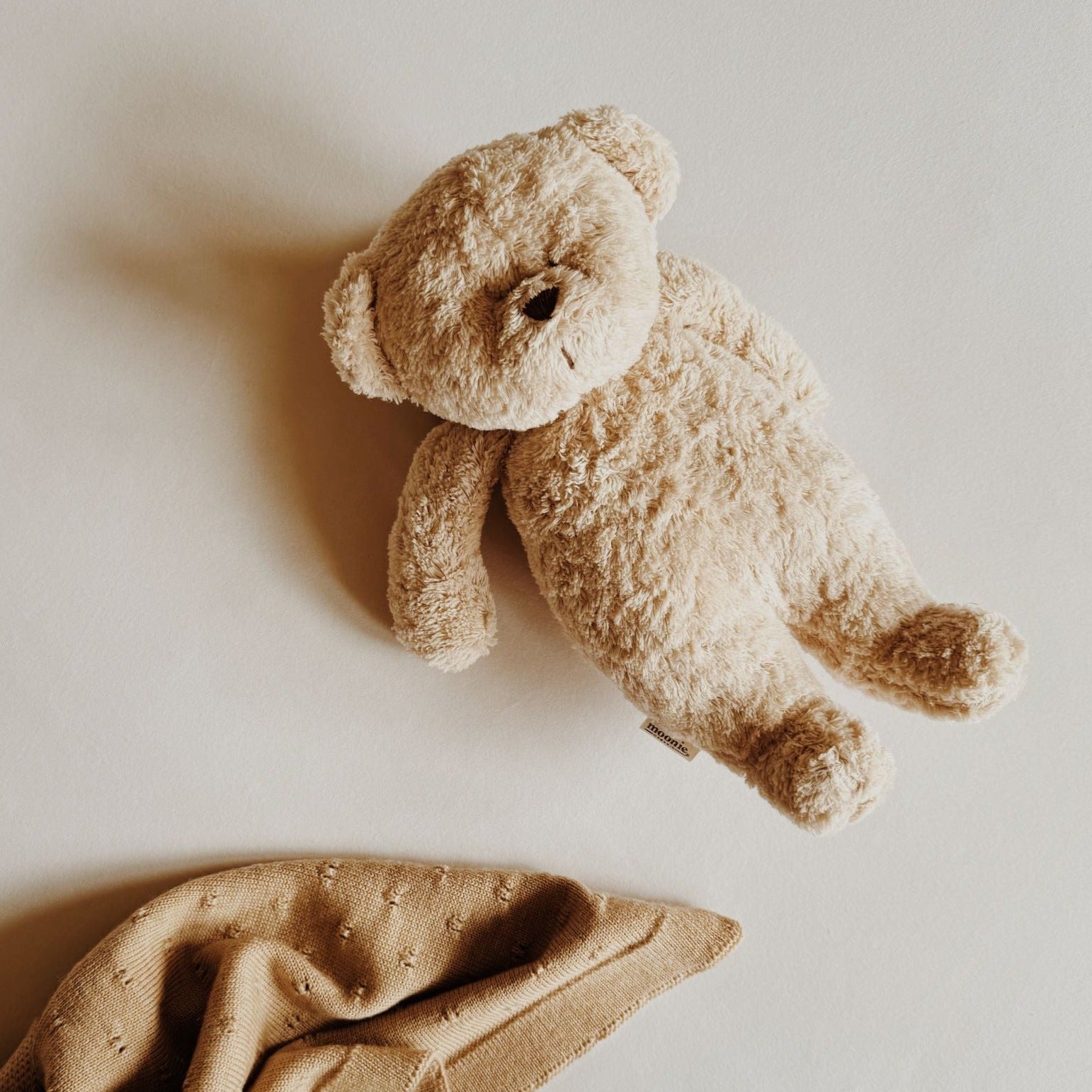 De slaapknuffel van Moonie in de vorm van een sand in de kleur rose voor baby's die rustgevende geluiden maakt die de slaap bevorderen lifestyle.