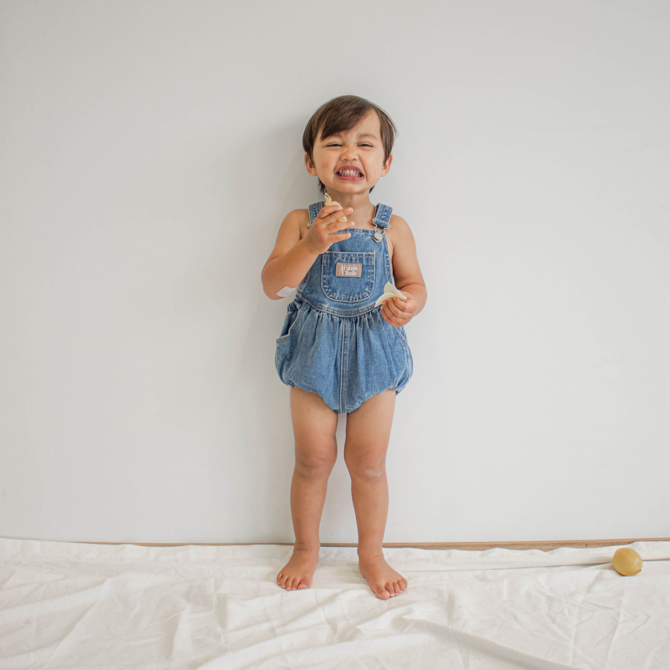 Baby overall (spijkerpakje) van spijker zonder mouwen van Twin Collective.