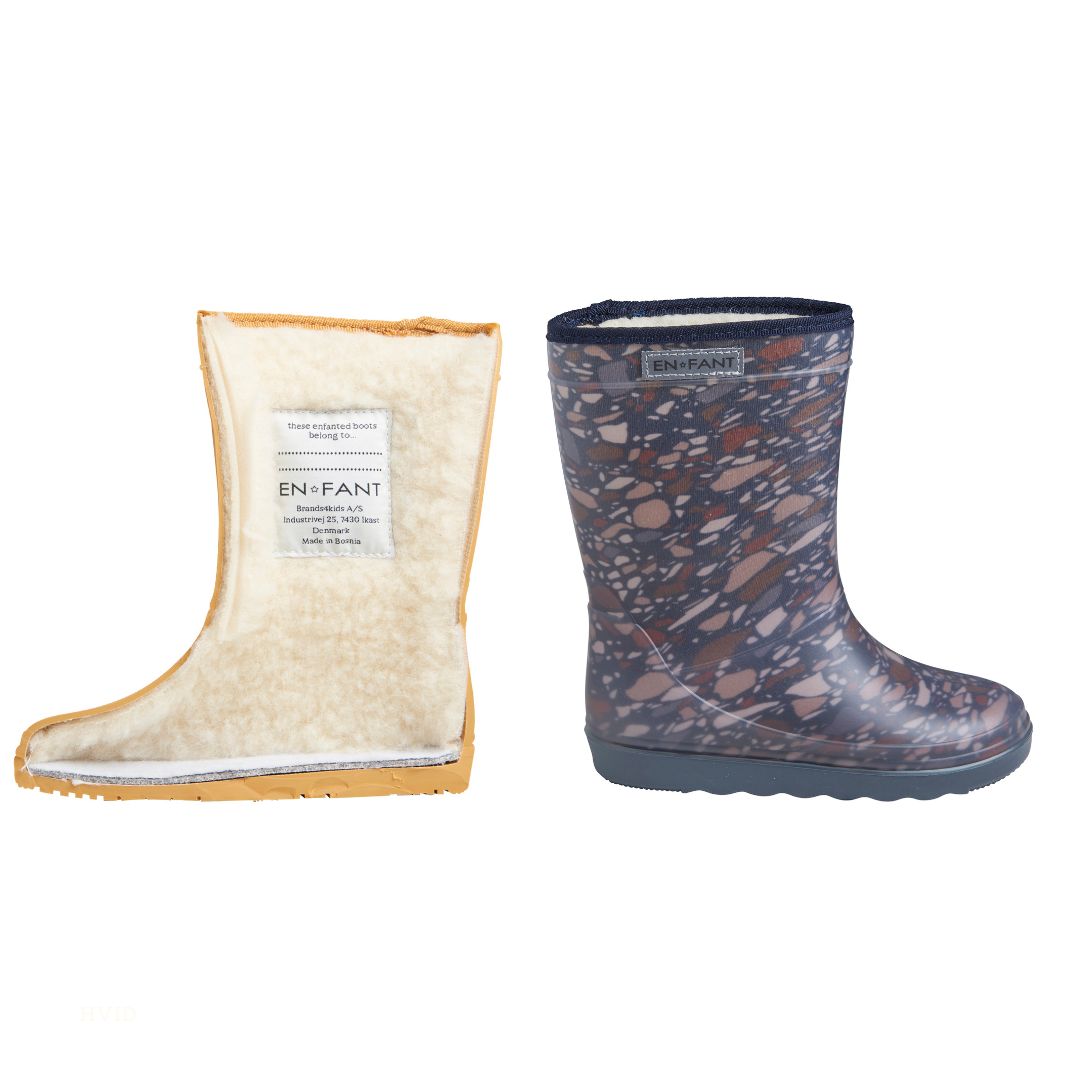 De thermoboots zijn gevoerd met wol aan de binnenzijde. De regenlaarzen zijn van ENFANT en blauw met patroon van kleur.