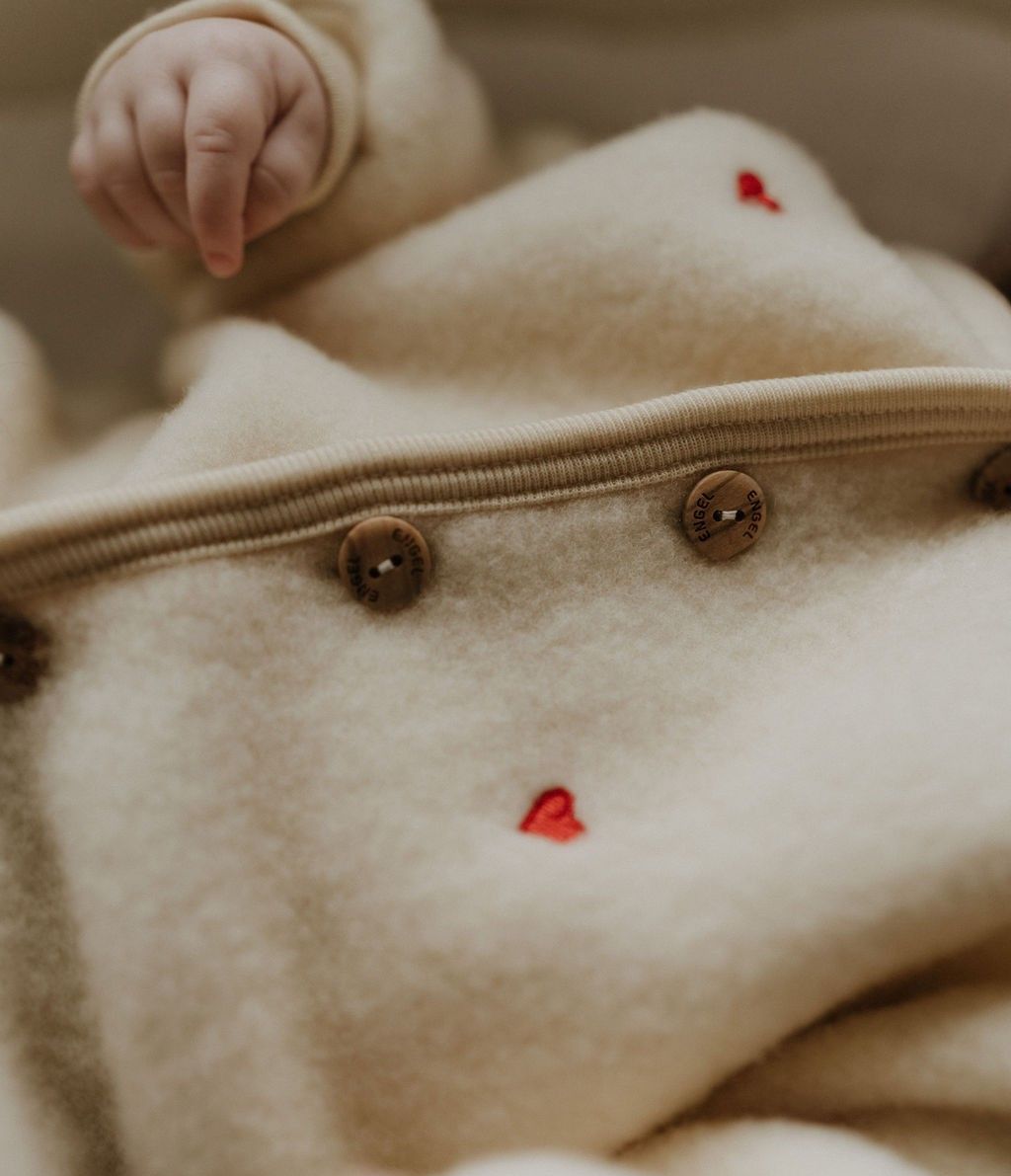 Jasje wolfleece hartjes naturel limited edition close up