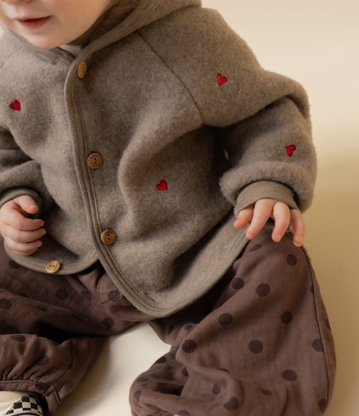 Jasje wolfleece hartjes walnoot limited edition kindje aan close up