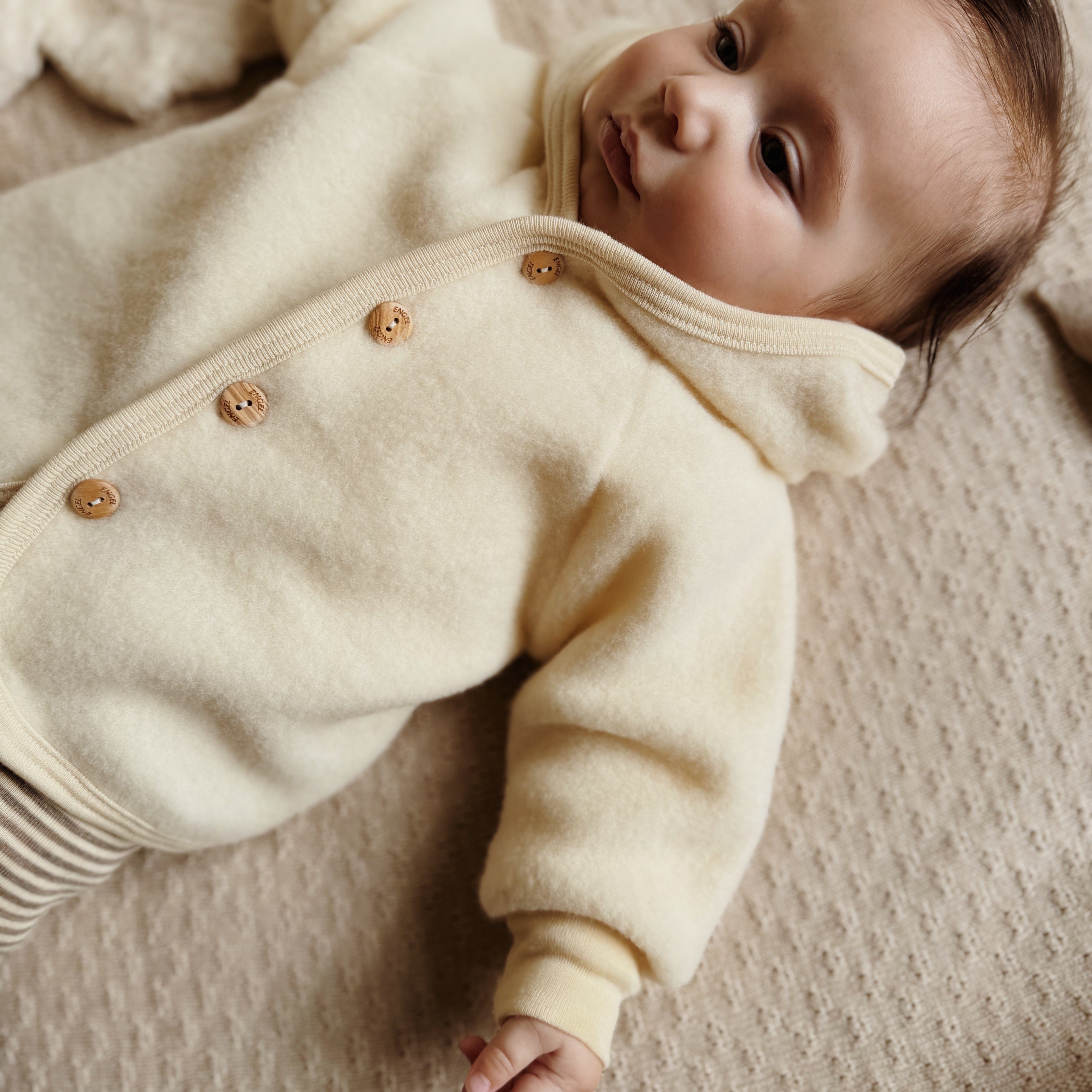 Naturel wolfleece jasje van het merk Engel Natur voor baby's en kinderen lifestyle 1.