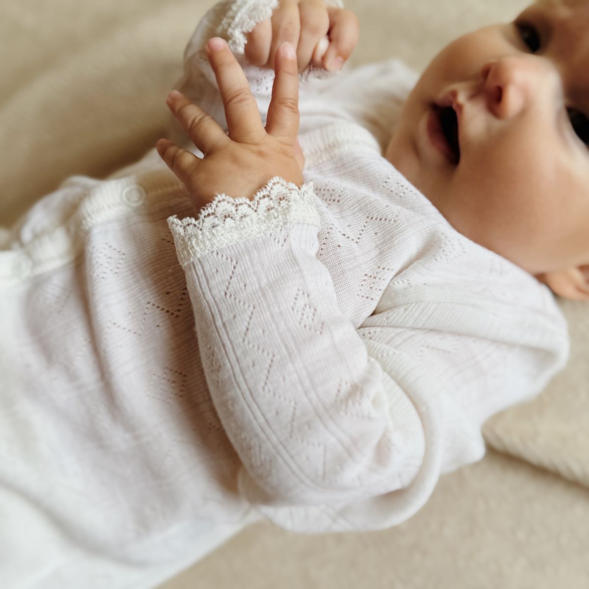 Jumpsuit naturel pointelle Joha close up lifestyle.