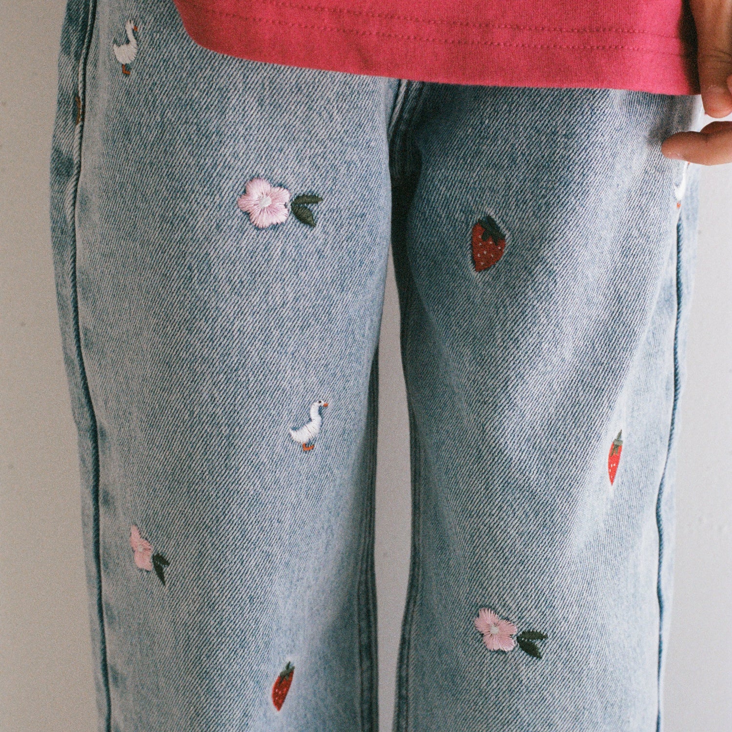 Spijkerbroek voor kinderen van het merk Juni met aarbeien erop