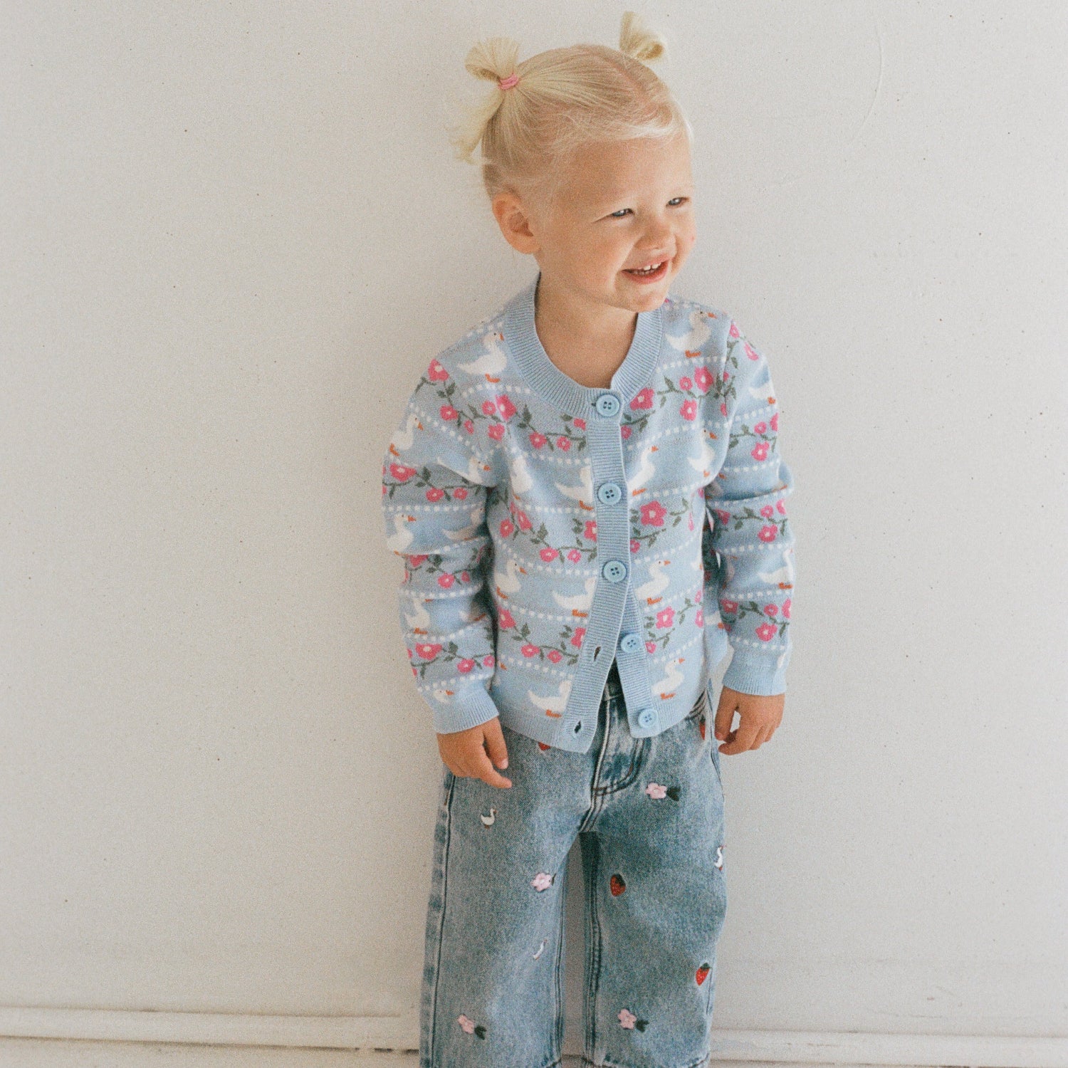 Meisje met spijkerbroek aan en vestje