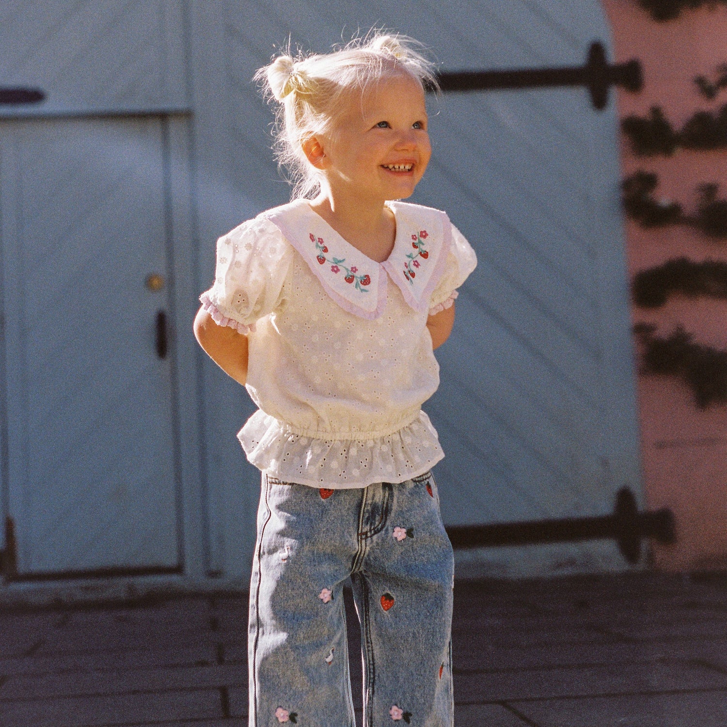 Meisje met spijkerbroek met aardbeien