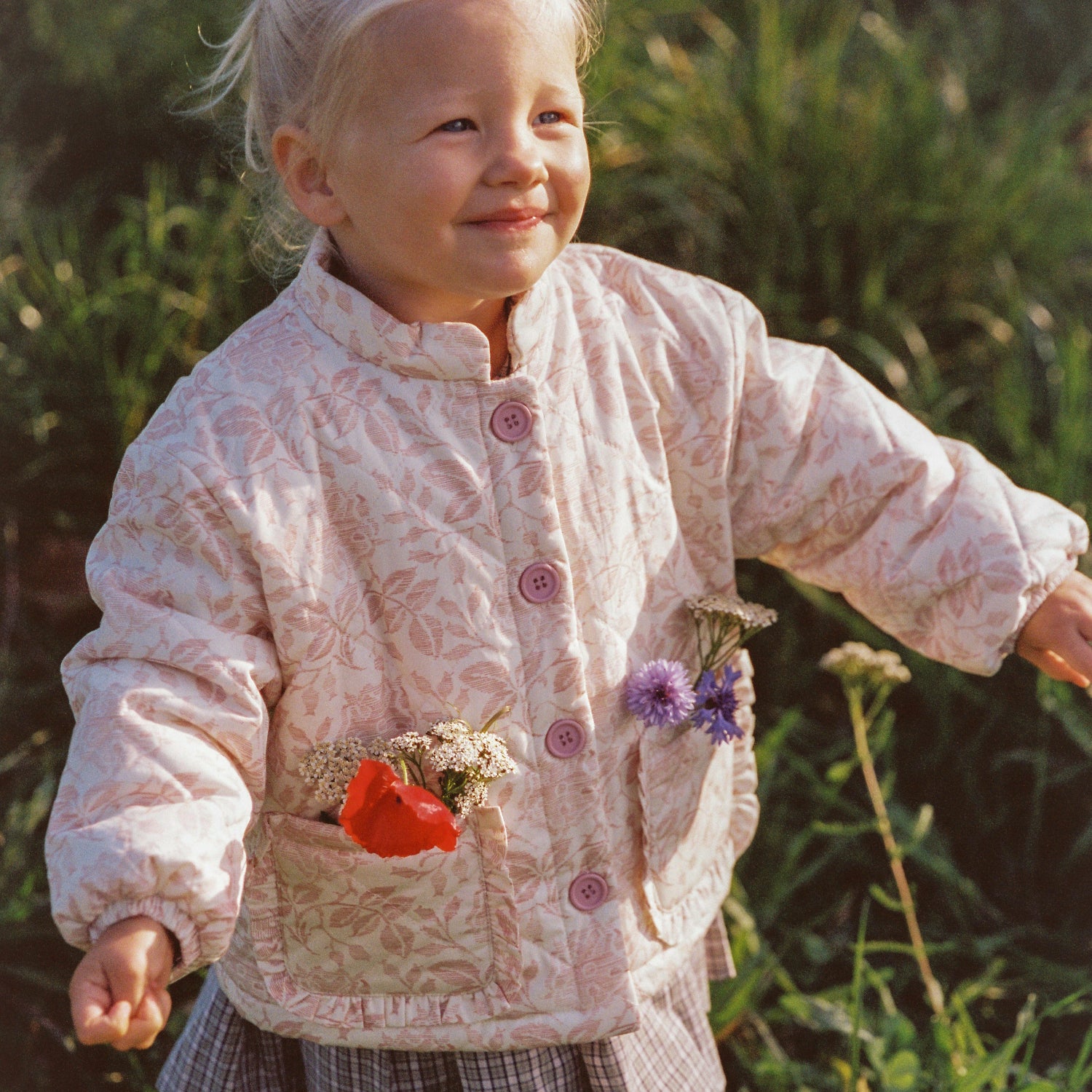 Jasje roze met wit bij een klein meisjes aan van het merk Juni