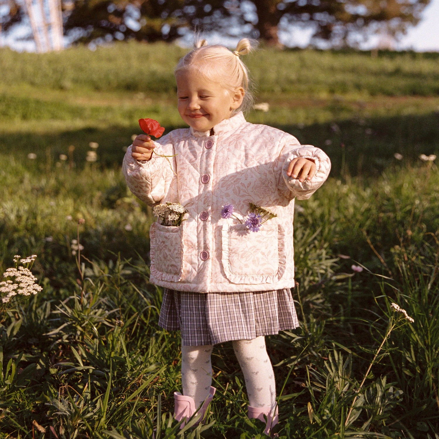 Meisje met het jasje van Juni aan