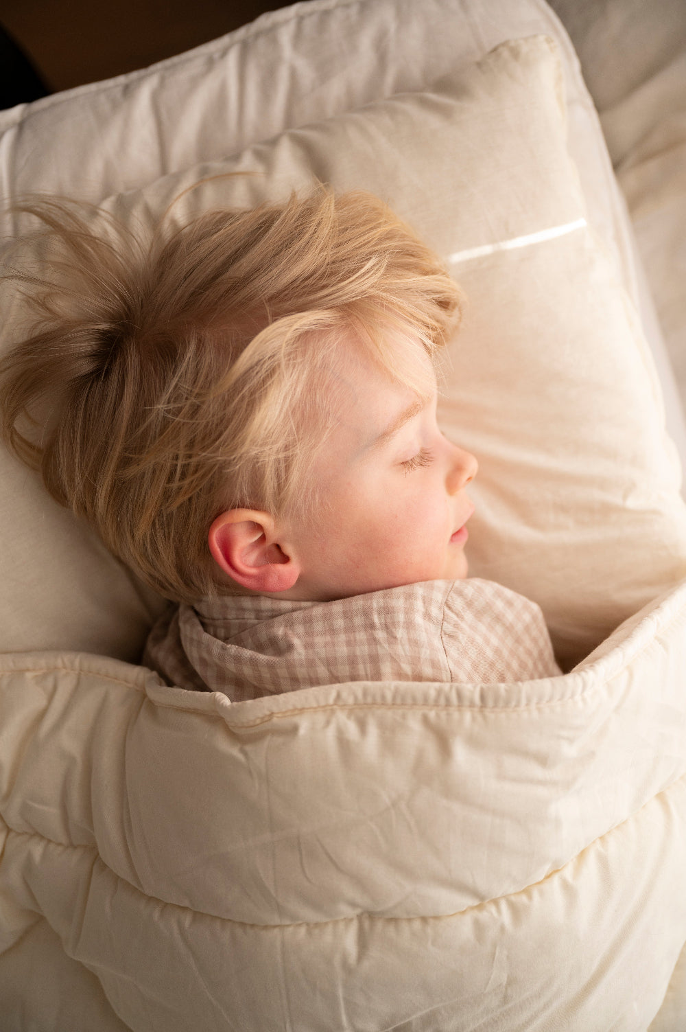 Kindje dat slaapt op kussen