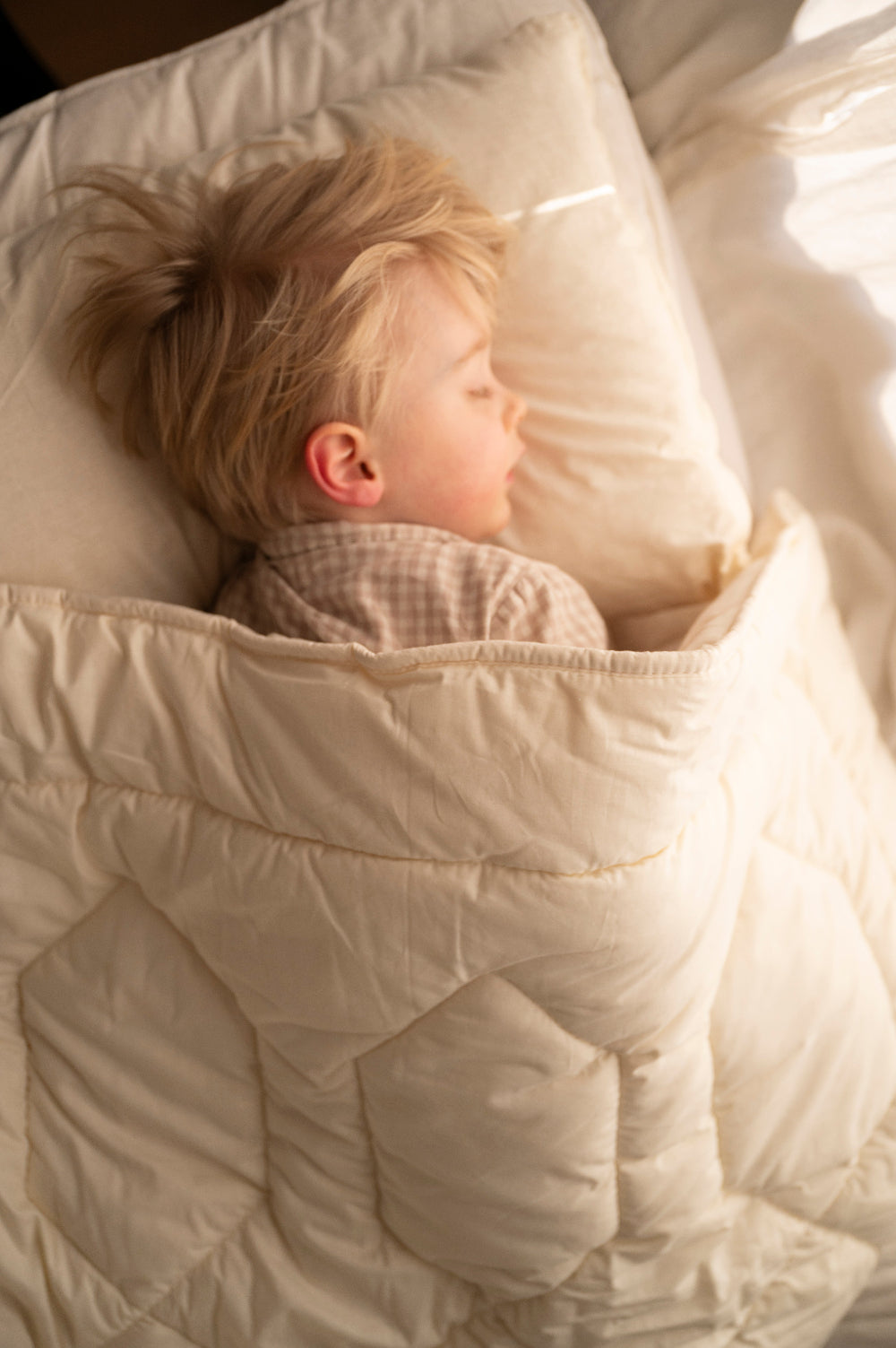 Kindje dat slaapt op kussen 2